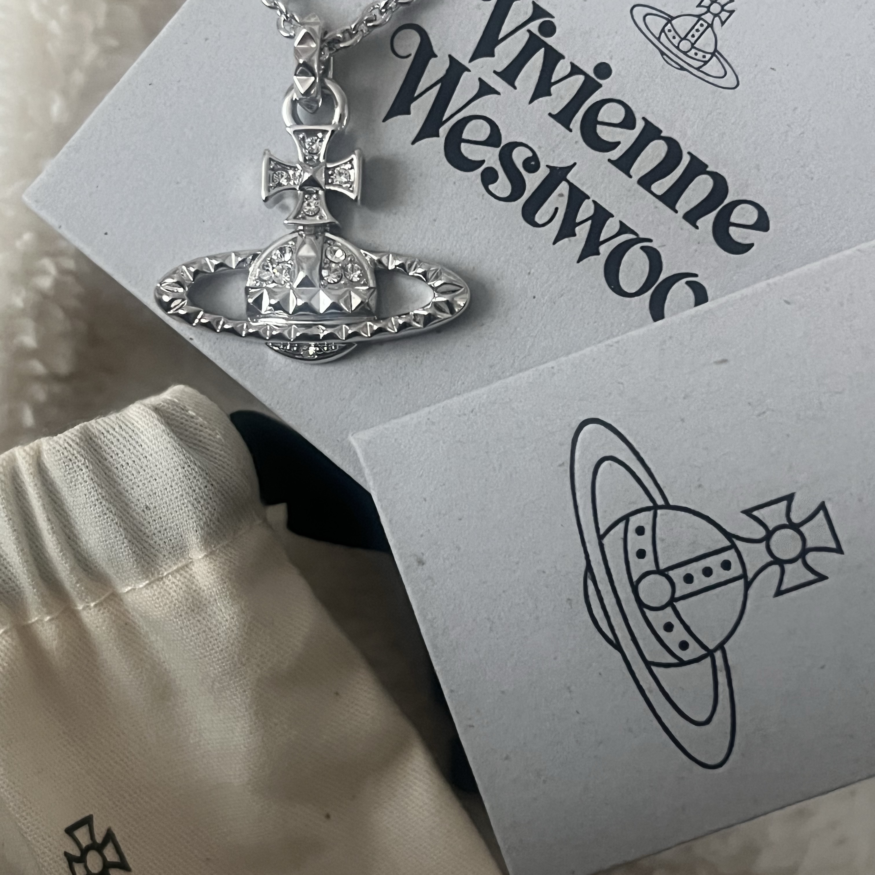 Vivienne Westwood Mayfair Bas Relief Pendant Silver 착용 스타일