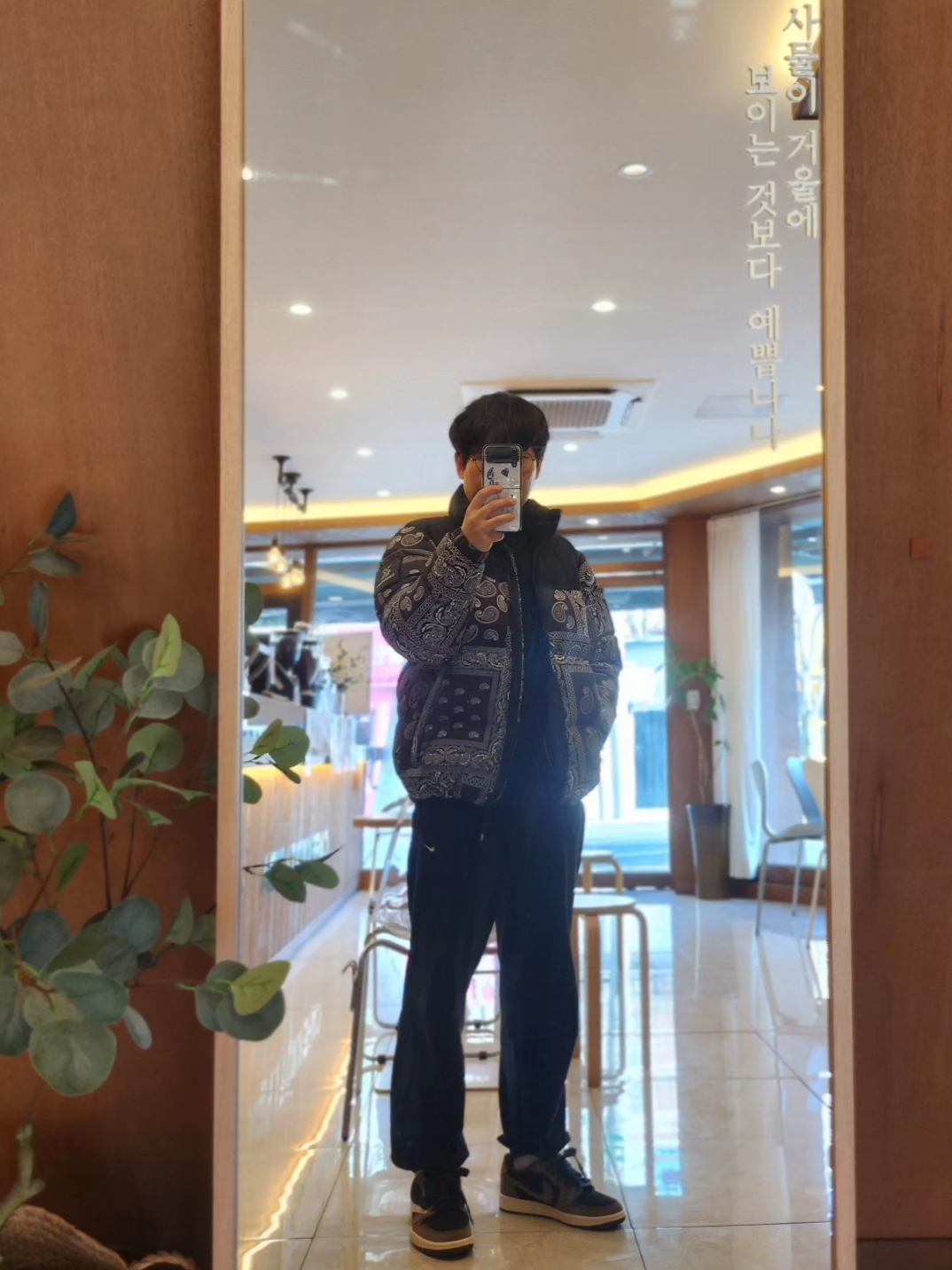 Jordan 1 x Travis Scott Retro Low OG SP Mocha, The North Face Nuptse Down Jacket Black 착용 스타일