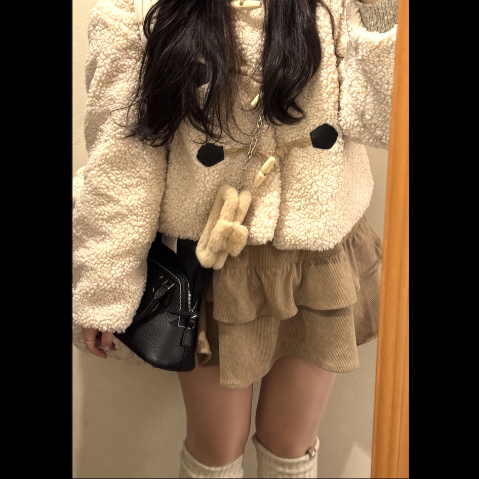 메종 마르지엘라 5AC 마이크로백 블랙, 코스 퀼티드 오버사이즈 숄더백 오프 화이트 라이트 베이지 착용 스타일 - 1