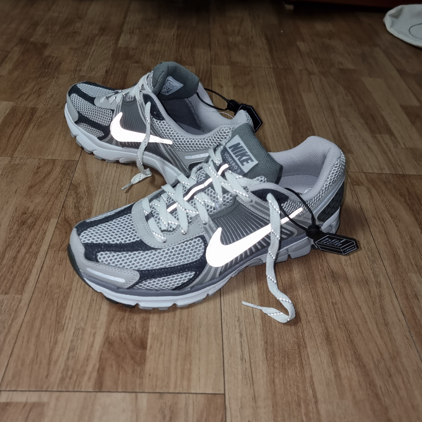 Nike Zoom Vomero 5 PRM Light Iron Ore and Flat Fewter 착용 스타일