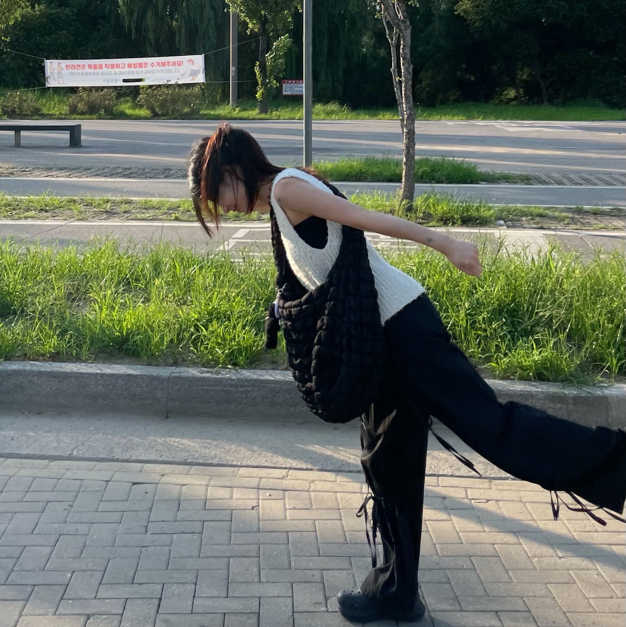 COS Quilted Oversized Shoulder Bag Black 착용 스타일 - 3