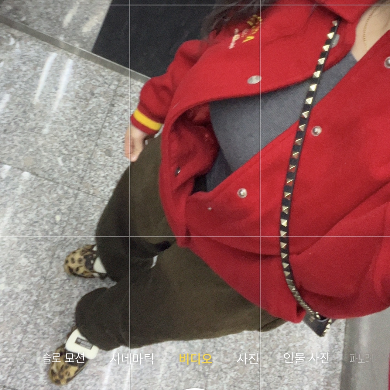 Adidas x Wales Bonner Pony Leo Samba Dark Brown Cream White, Valentino Micro Rockstud Calfskin Bag Black 착용 스타일 - 3