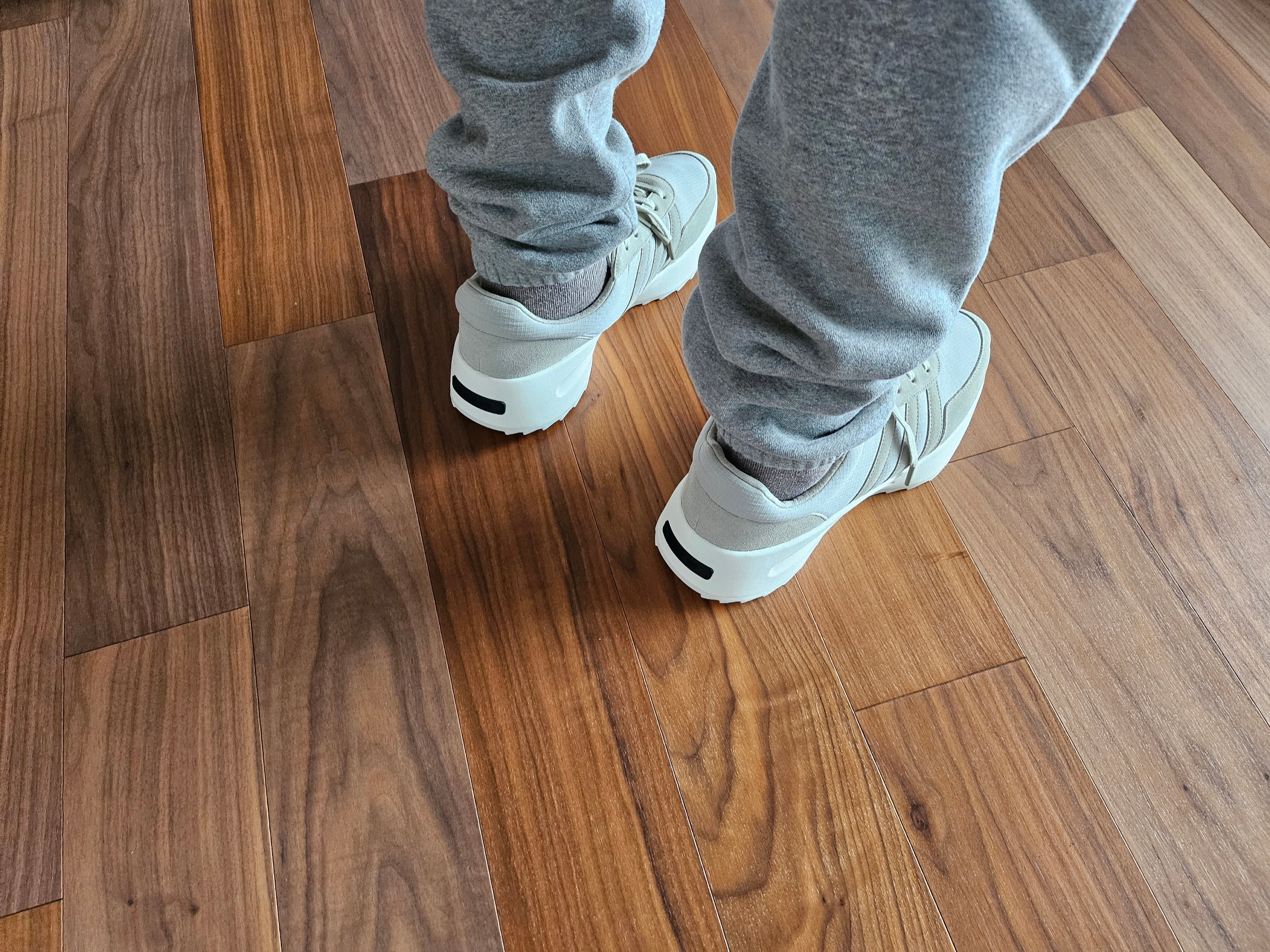 Adidas x Fear of God Athletics Los Angeles Runner Sesame Cloud White 착용 스타일 - 2