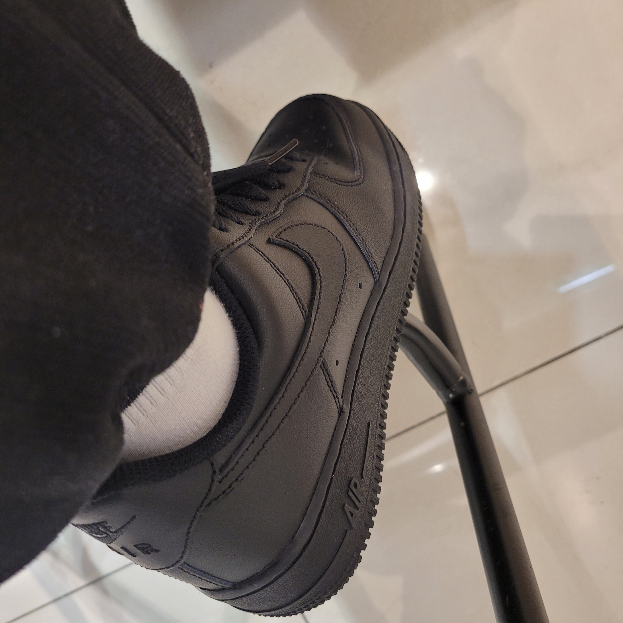 Nike Air Force 1 '07 Low Triple Black 착용 스타일 - 2