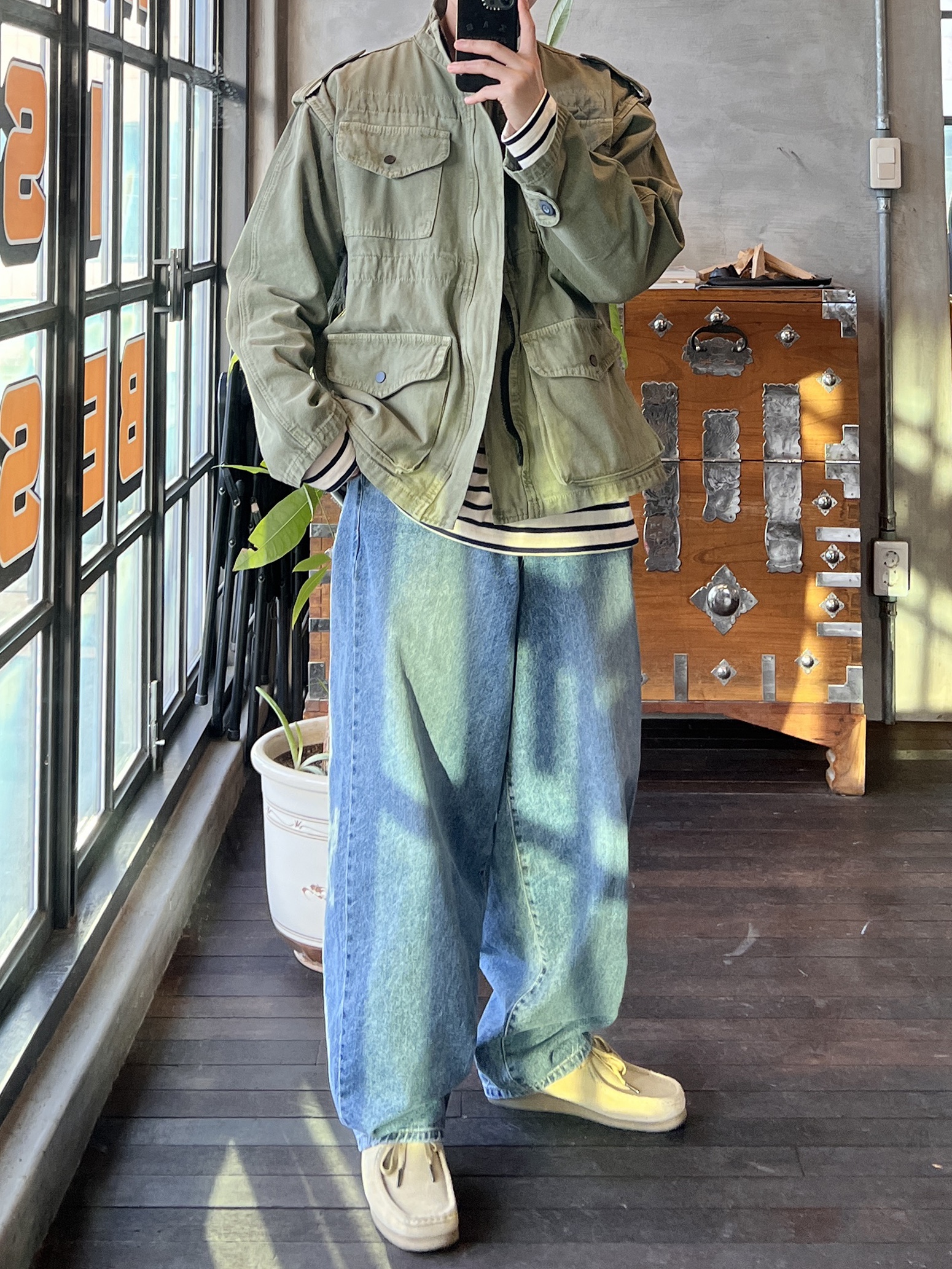 Clarks Wallabee Maple Suede 착용 스타일 - 3