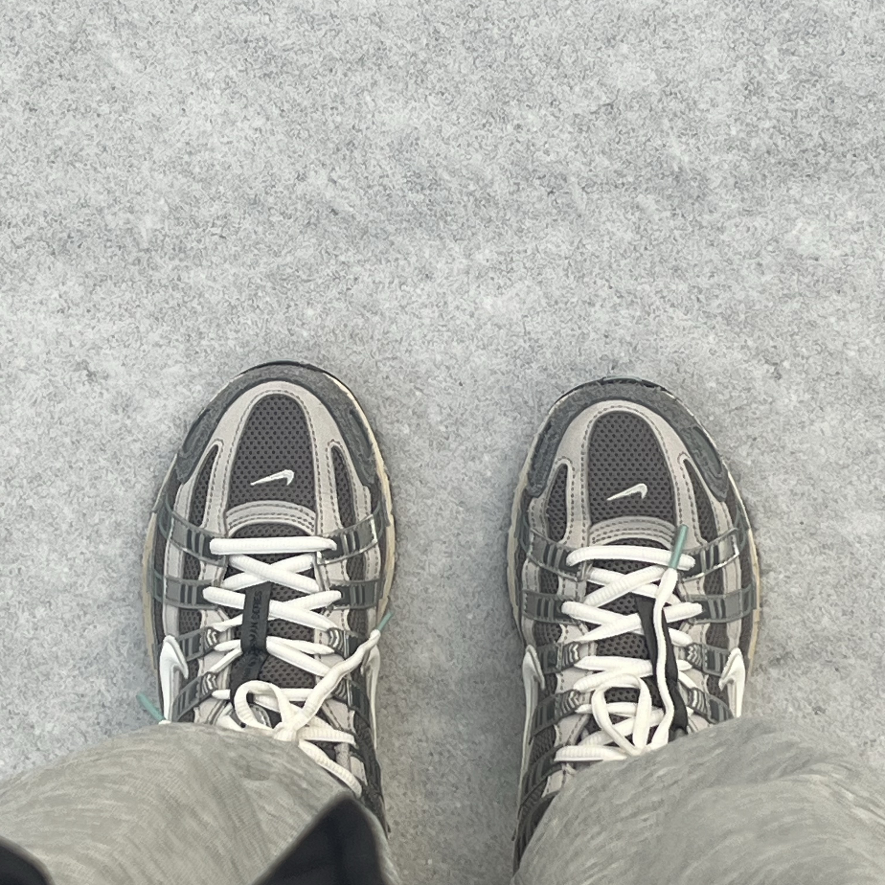 Nike P-6000 Flat Pewter Light Iron Ore 착용 스타일