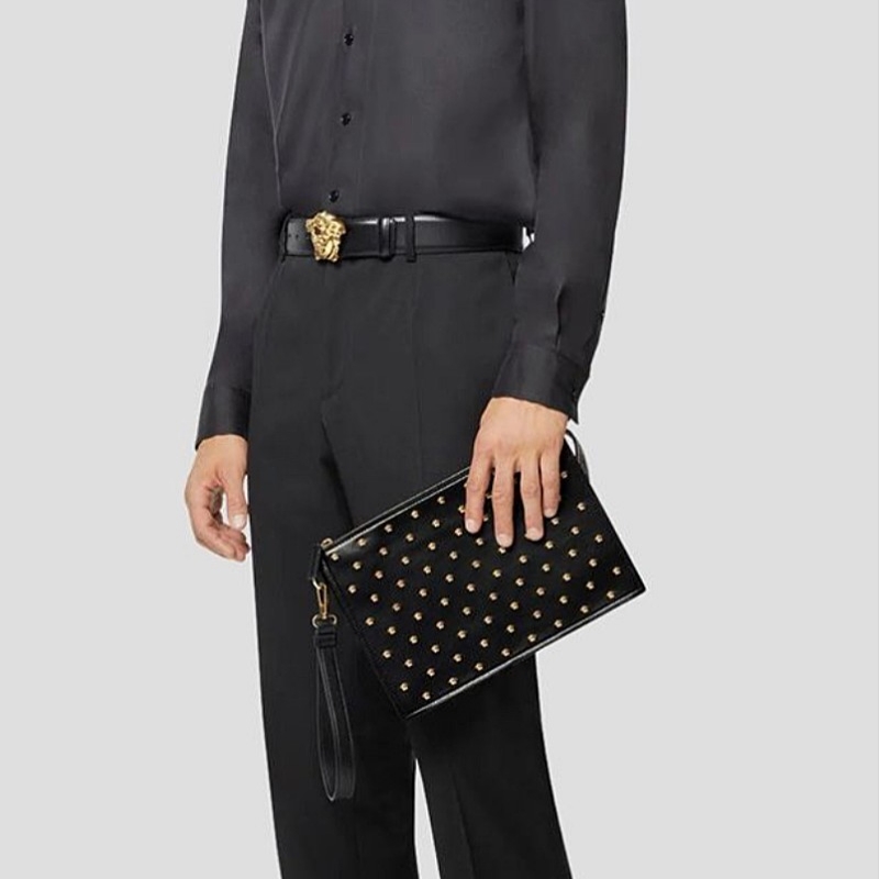 Versace Medusa Stud Leather Pouch Black 착용 스타일 - 4