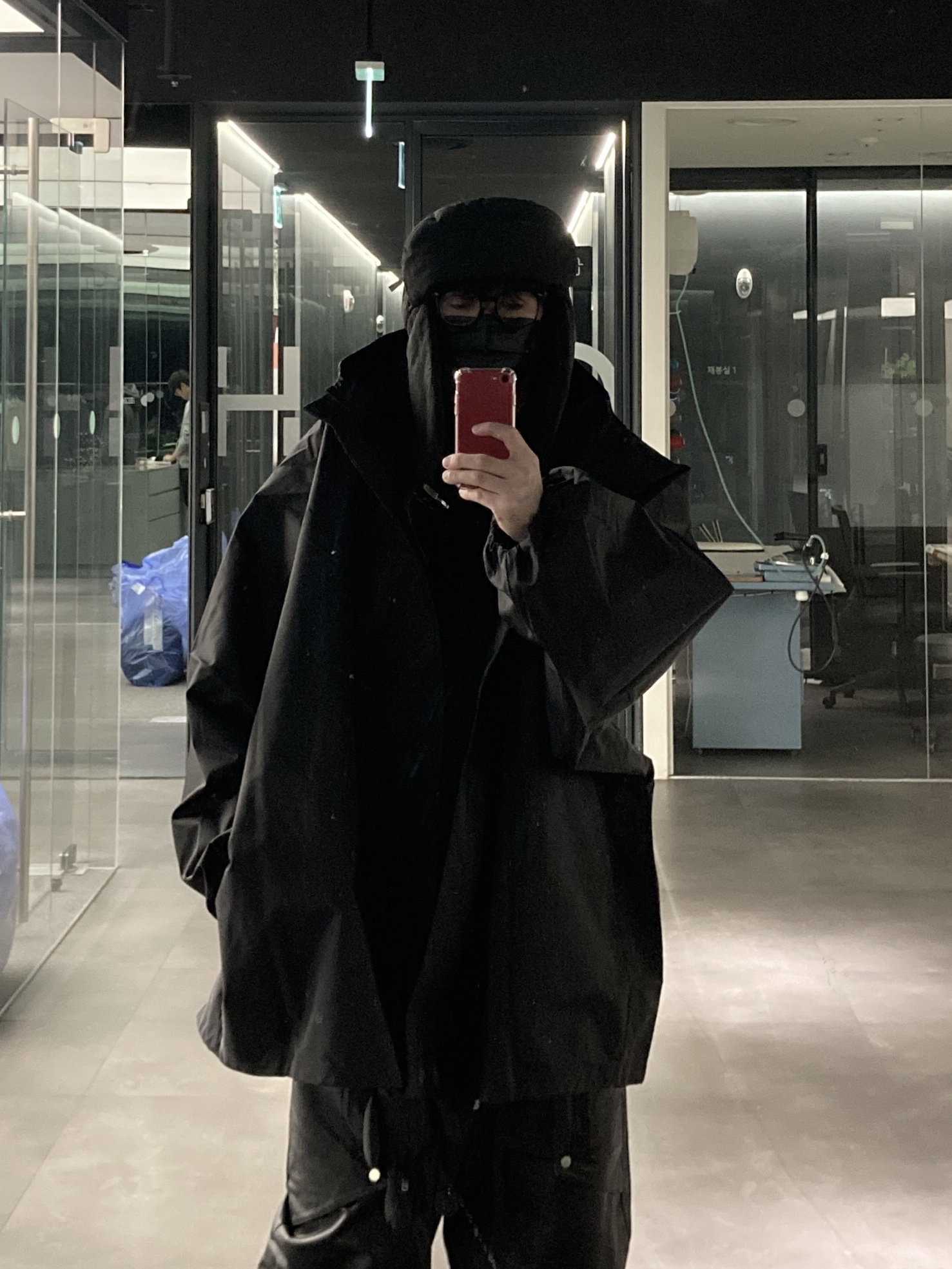 (W) 문부츠 아이콘 로우 나일론 부츠 블랙, 이지 갭 엔지니어드 바이 발렌시아가 티컷 파카 블랙 착용 스타일 - 2