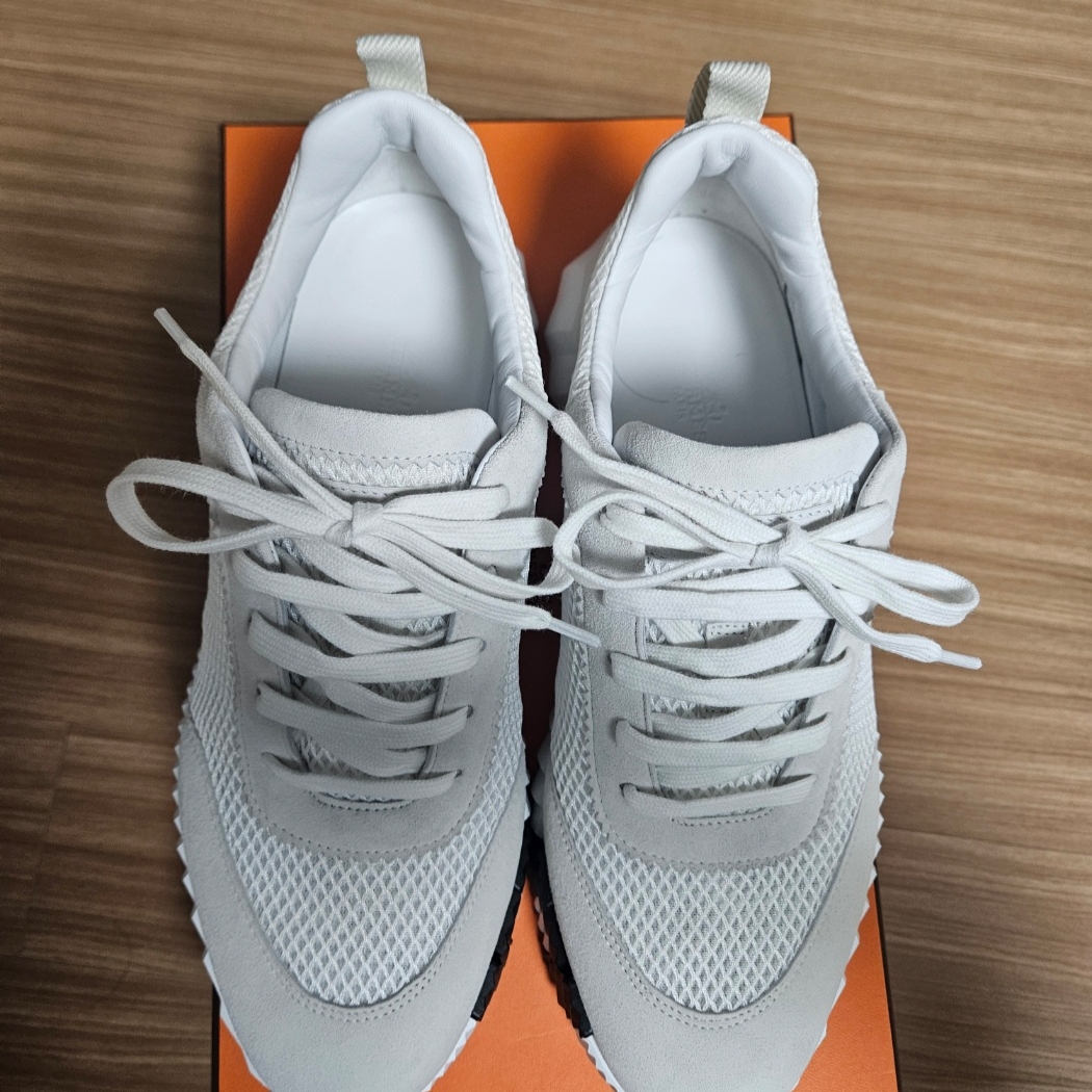 Hermes Bouncing Sneakers Graphic Mesh Suede Goatskin & Blanc 착용 스타일 - 5