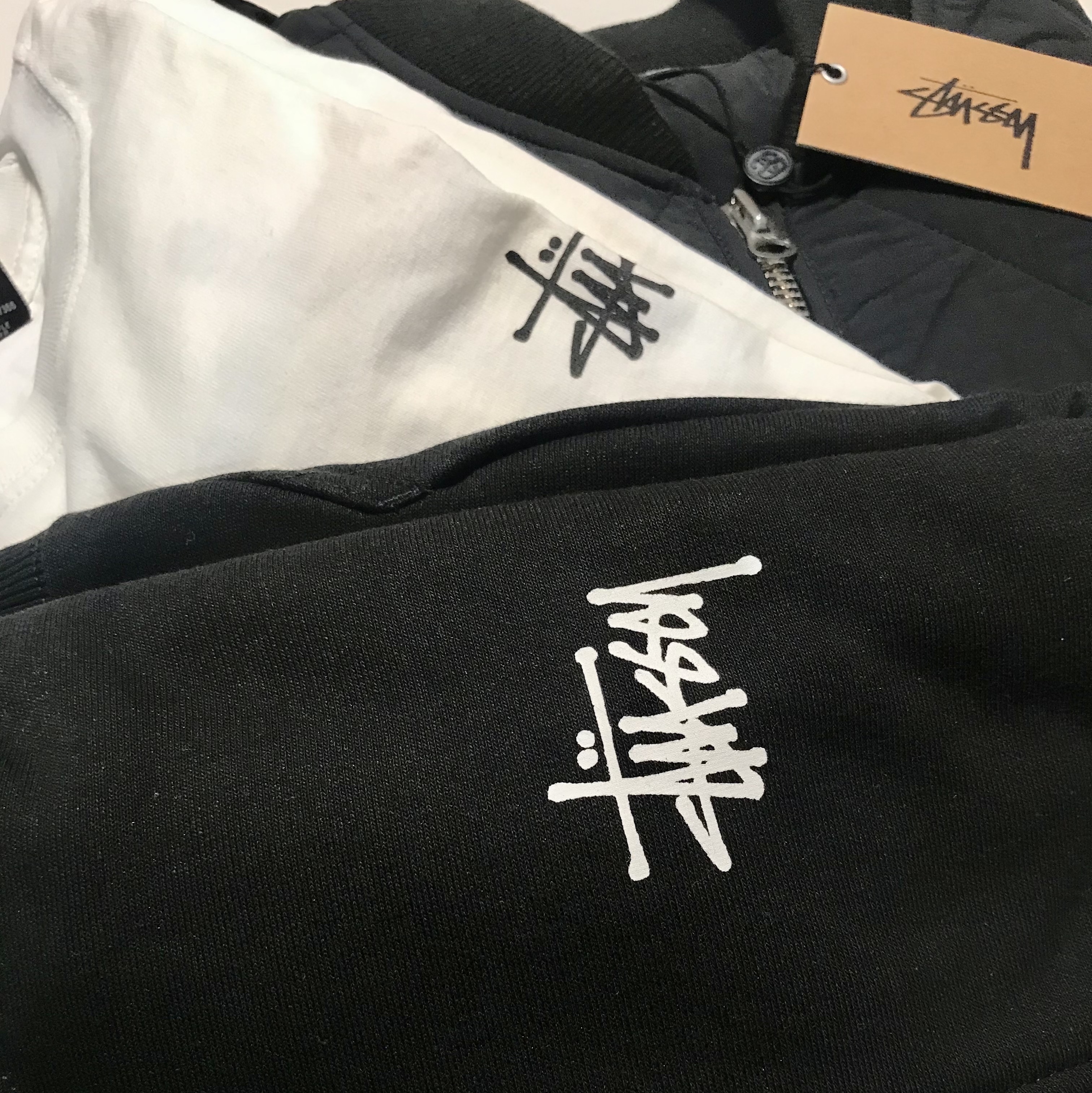Stussy Basic Stussy Zip Hoodie Black 2023, Stussy Basic Stussy LS T-Shirt White 2023 착용 스타일