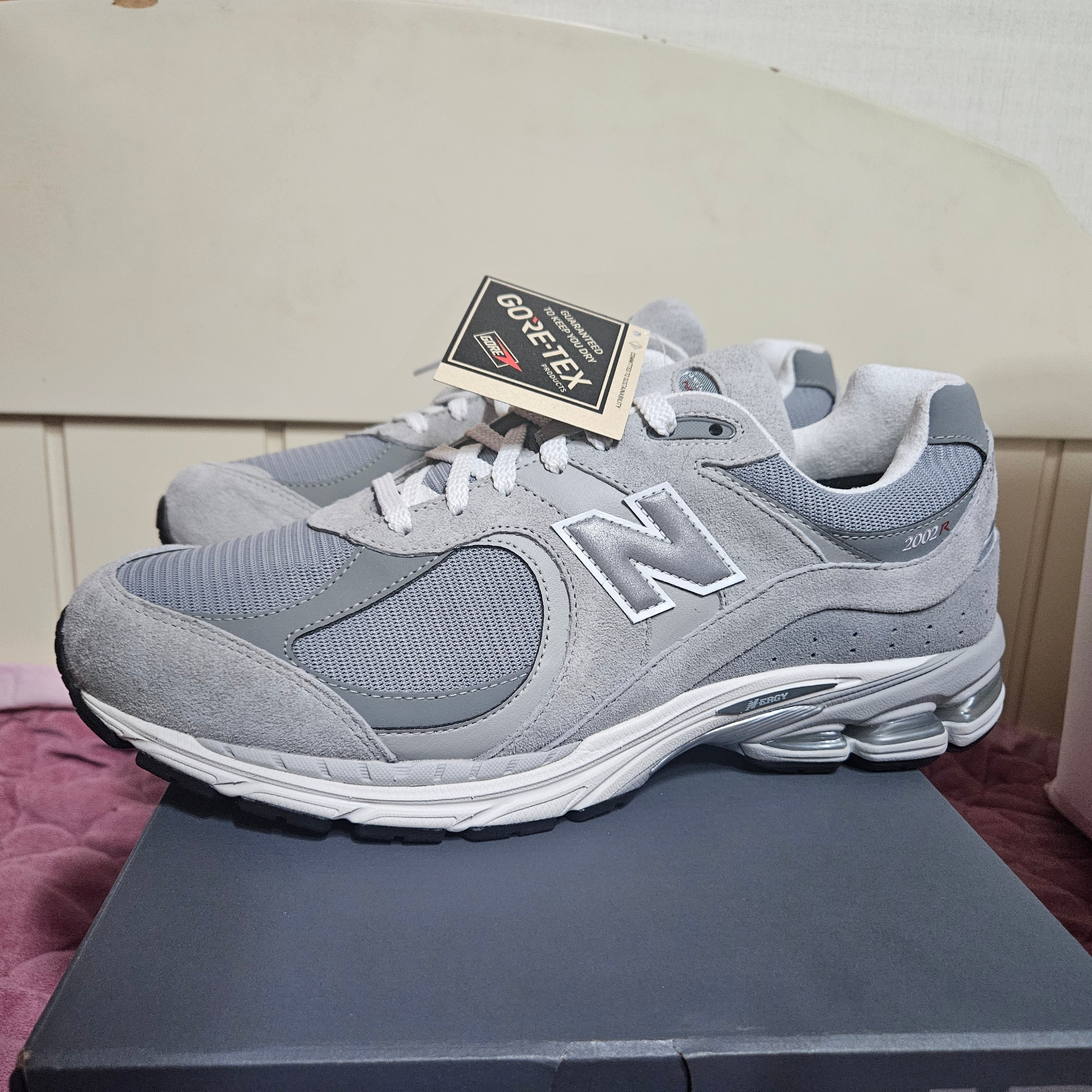 New Balance 2002R Gore-Tex Concrete Harbor Grey 착용 스타일