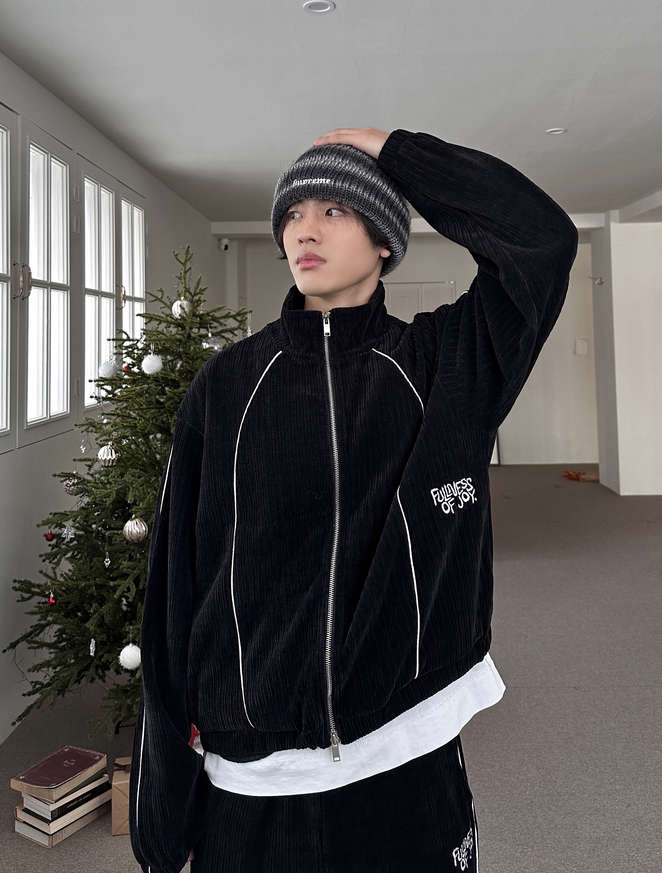 Supreme Ombre Stripe Beanie Black - 22FW, Vans Era Leopard True White 착용 스타일 - 3