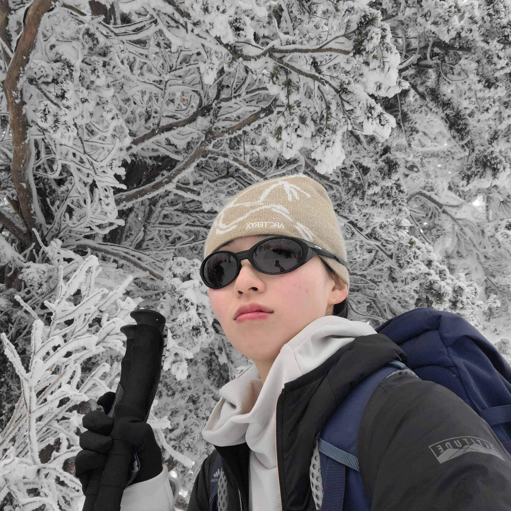 Arc'teryx Bird Head Toque Smoke Bluff, Oakley Eye Jacket Redux Matte Black Frame Prizm Grey Lenses High Bridge Fit 착용 스타일