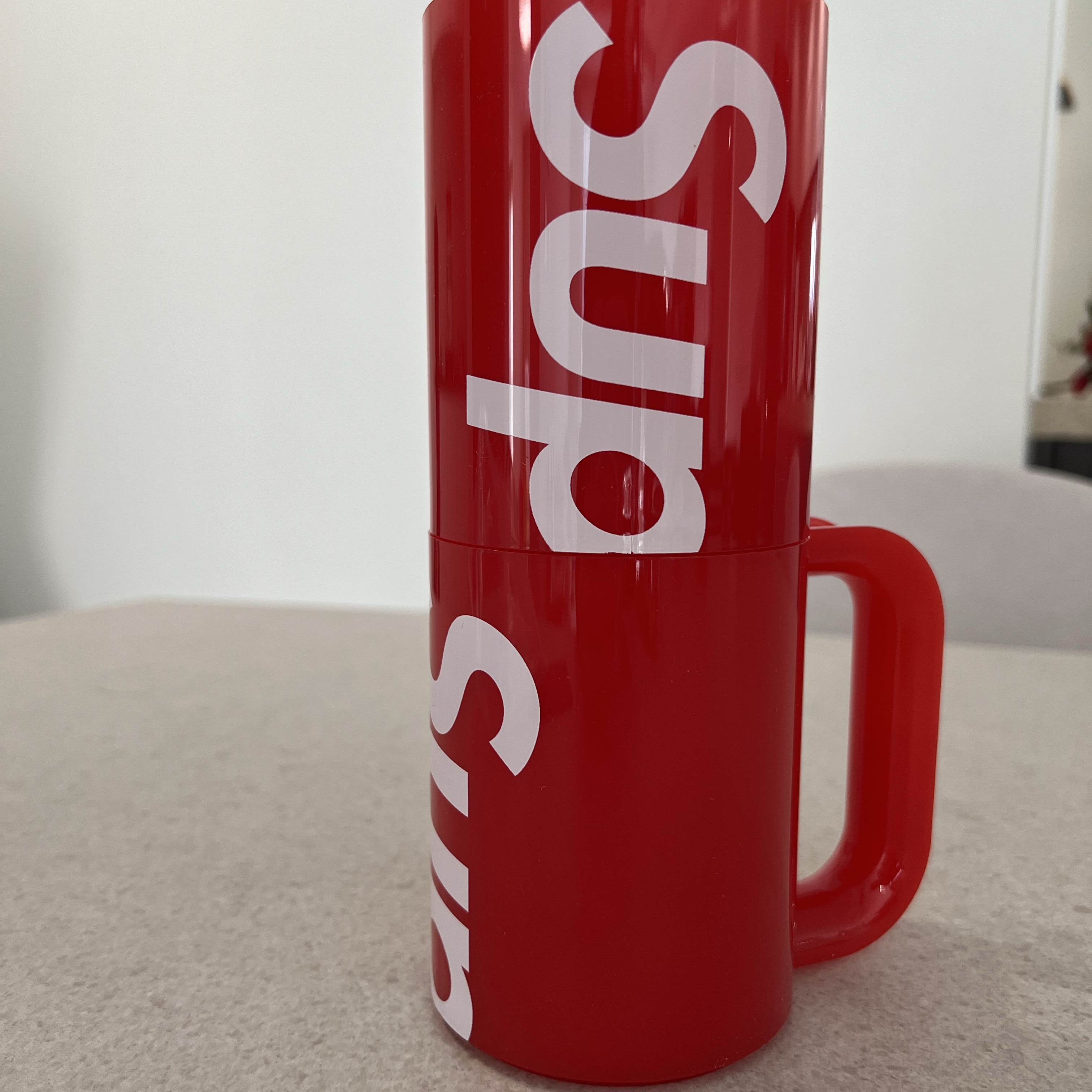 Supreme Heller Mugs Red (Set of 2) 착용 스타일
