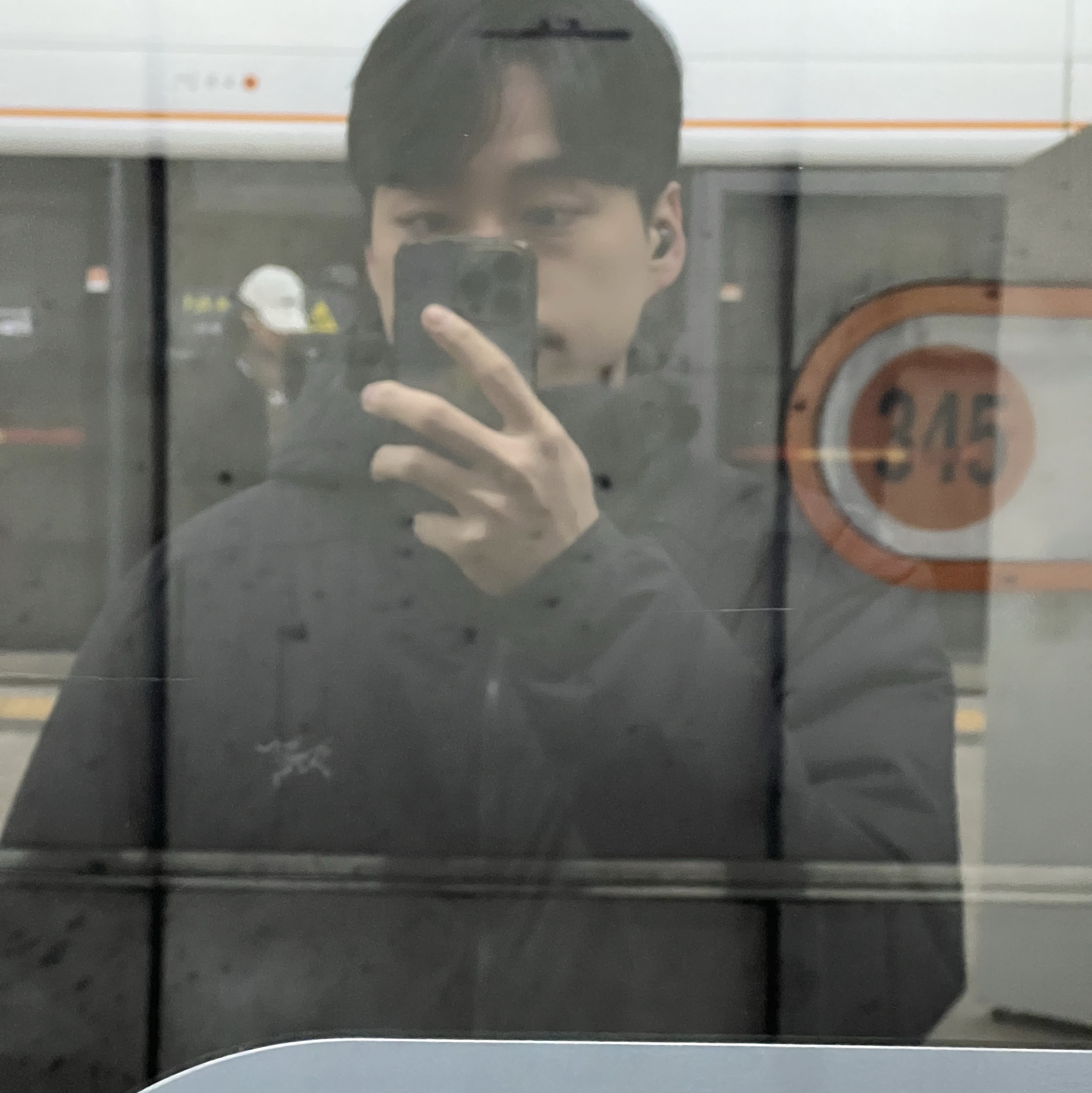 Arc'teryx Atom Heavyweight Hoody Black 착용 스타일