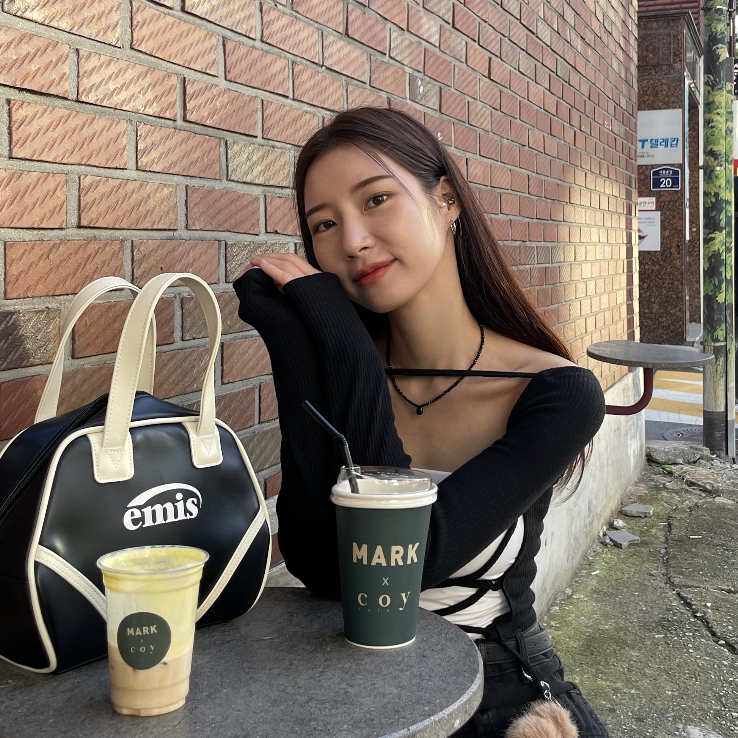 Emis Vintage Tote Bag Black, Cosymosy Mini Bird Keyring Brown 착용 스타일 - 3