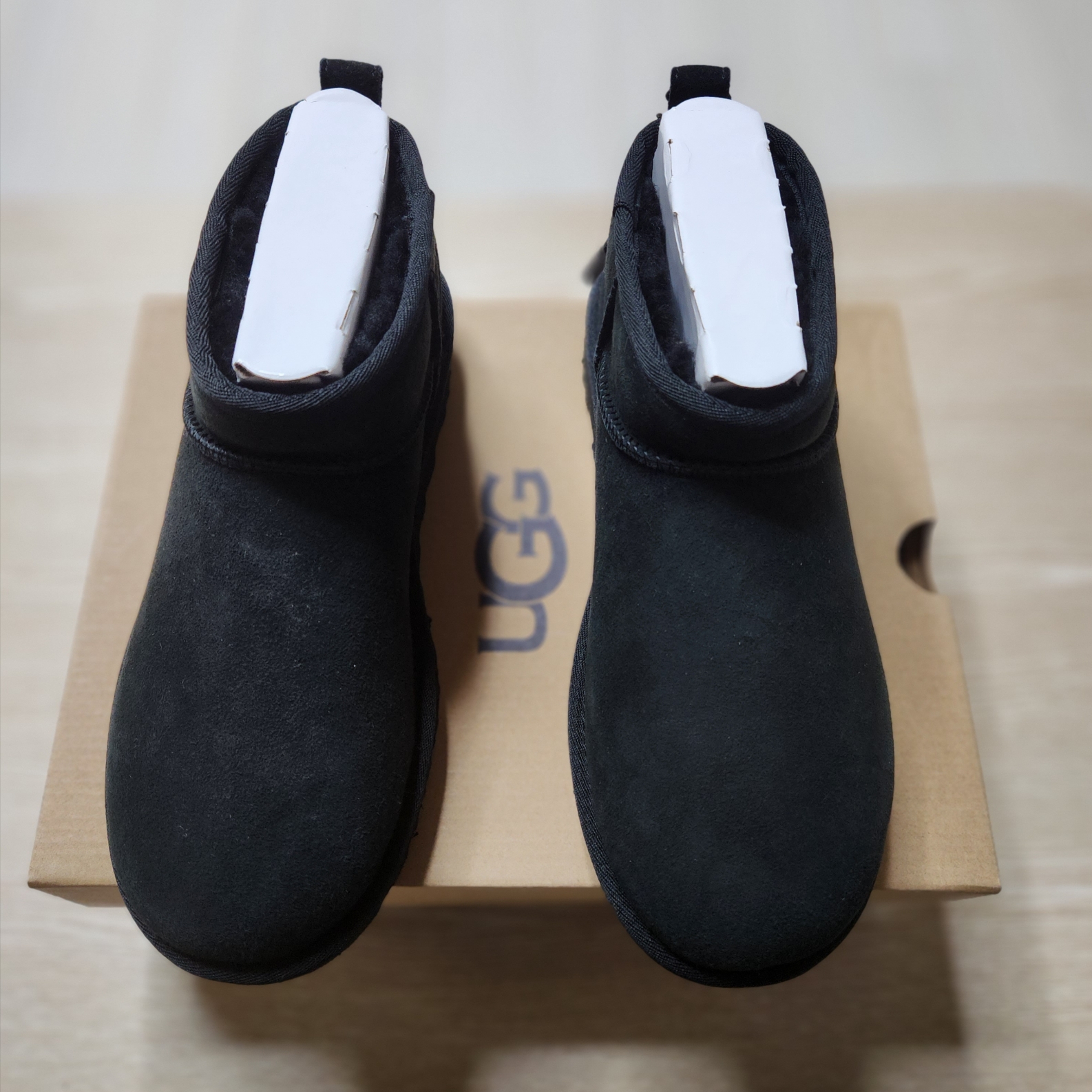 (W) UGG Classic Ultra Mini Boots Black 착용 스타일