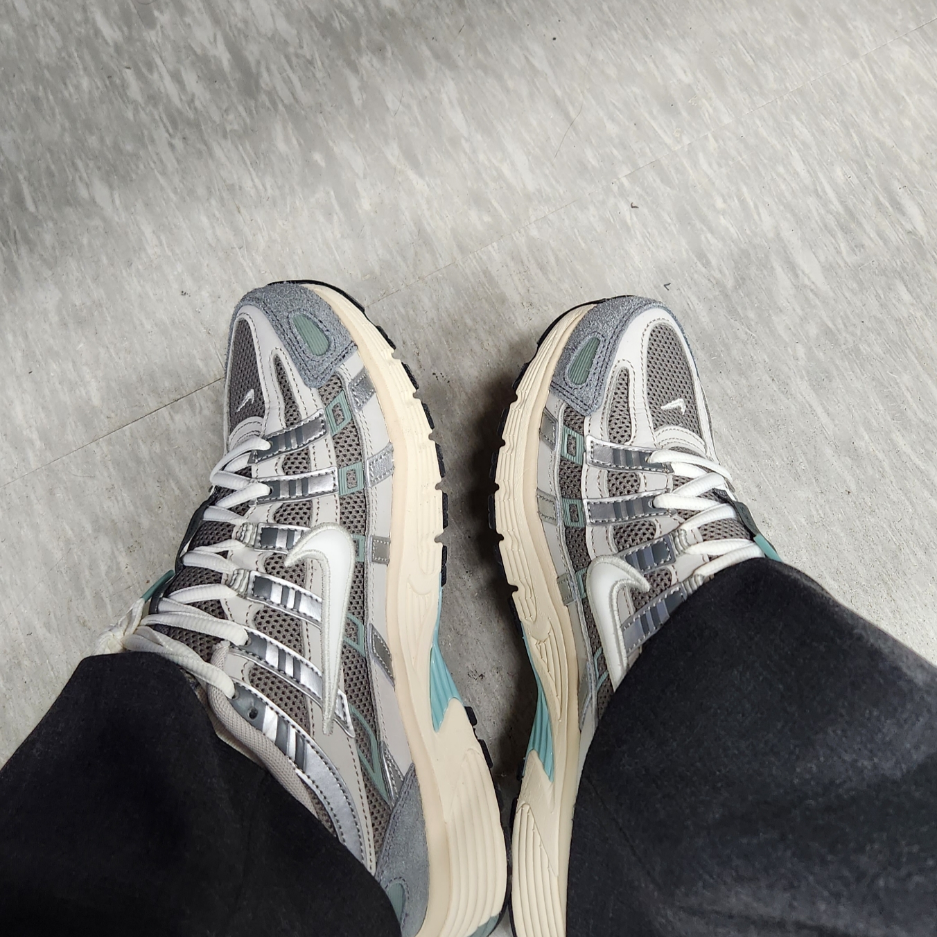 Nike P-6000 Flat Pewter Light Iron Ore 착용 스타일 - 3