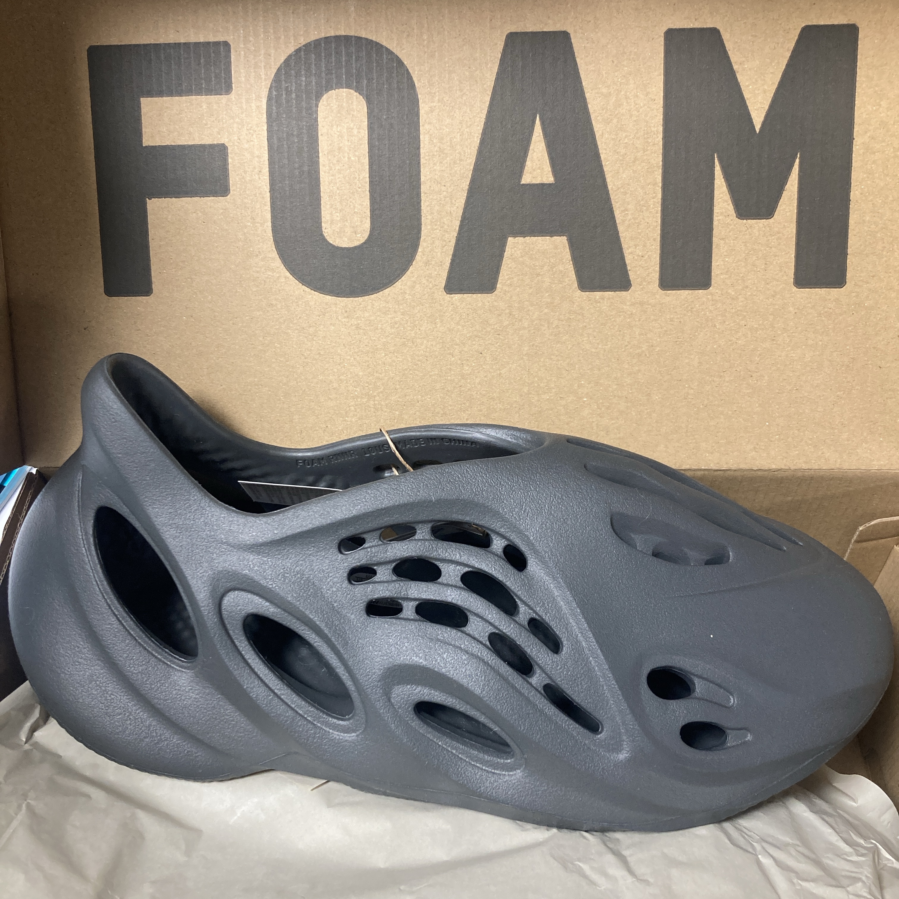Adidas Yeezy Foam RNNR Carbon 착용 스타일