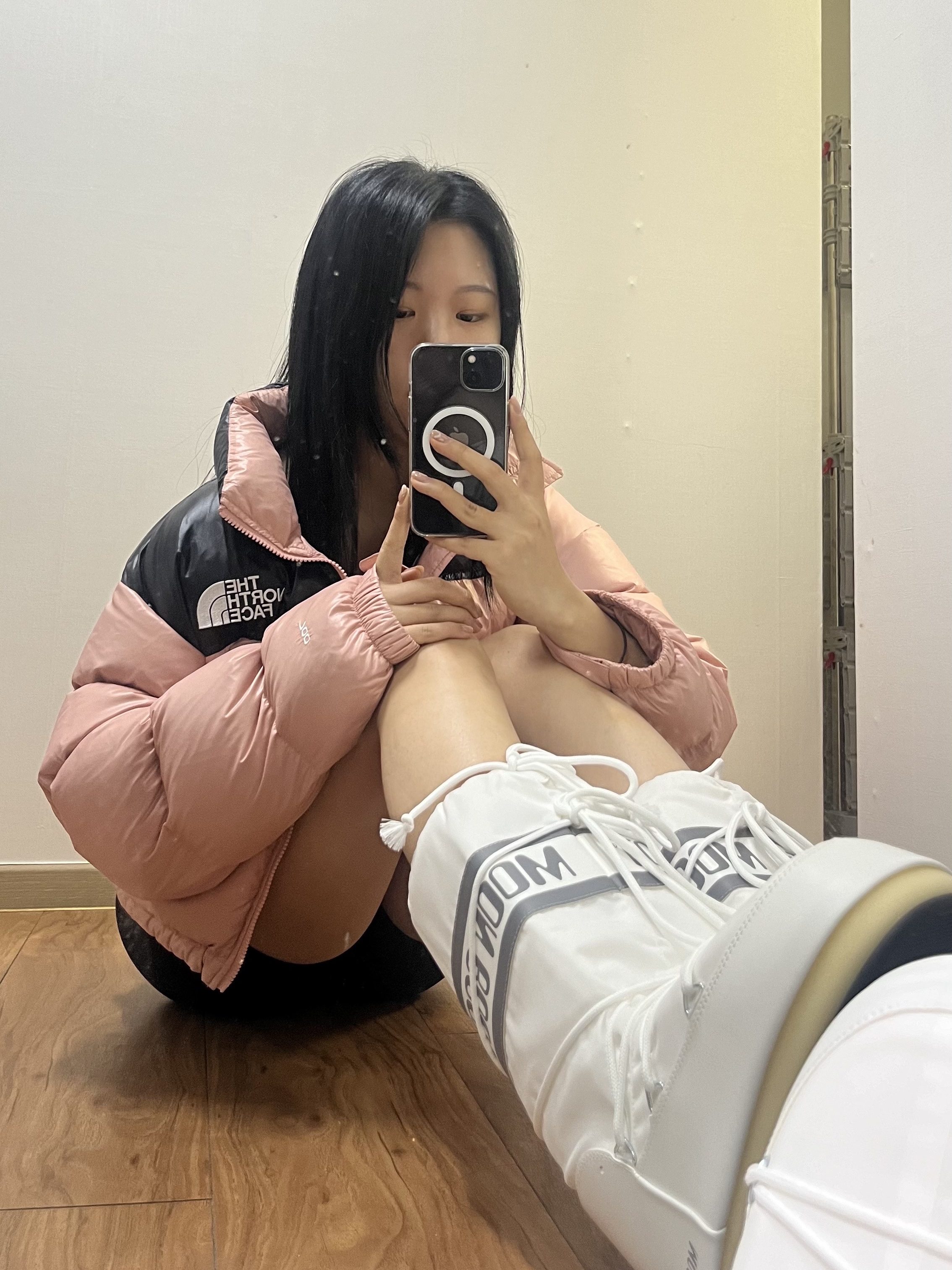 (W) Moon Boot Icon Nylon Boots White, (W) The North Face Nuptse Short Jacket Rose Tan 착용 스타일 - 4