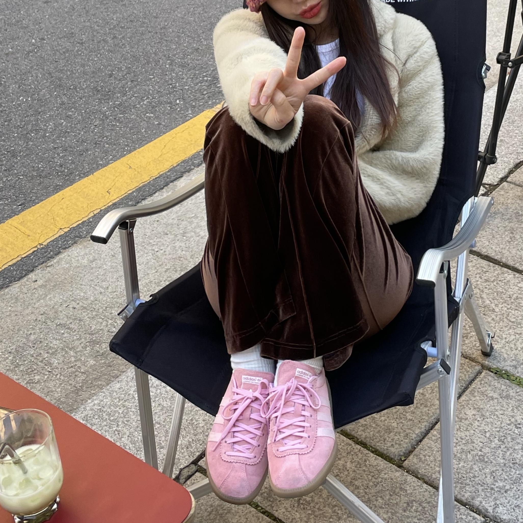 Adidas Bermuda Glow Pink 착용 스타일 - 3