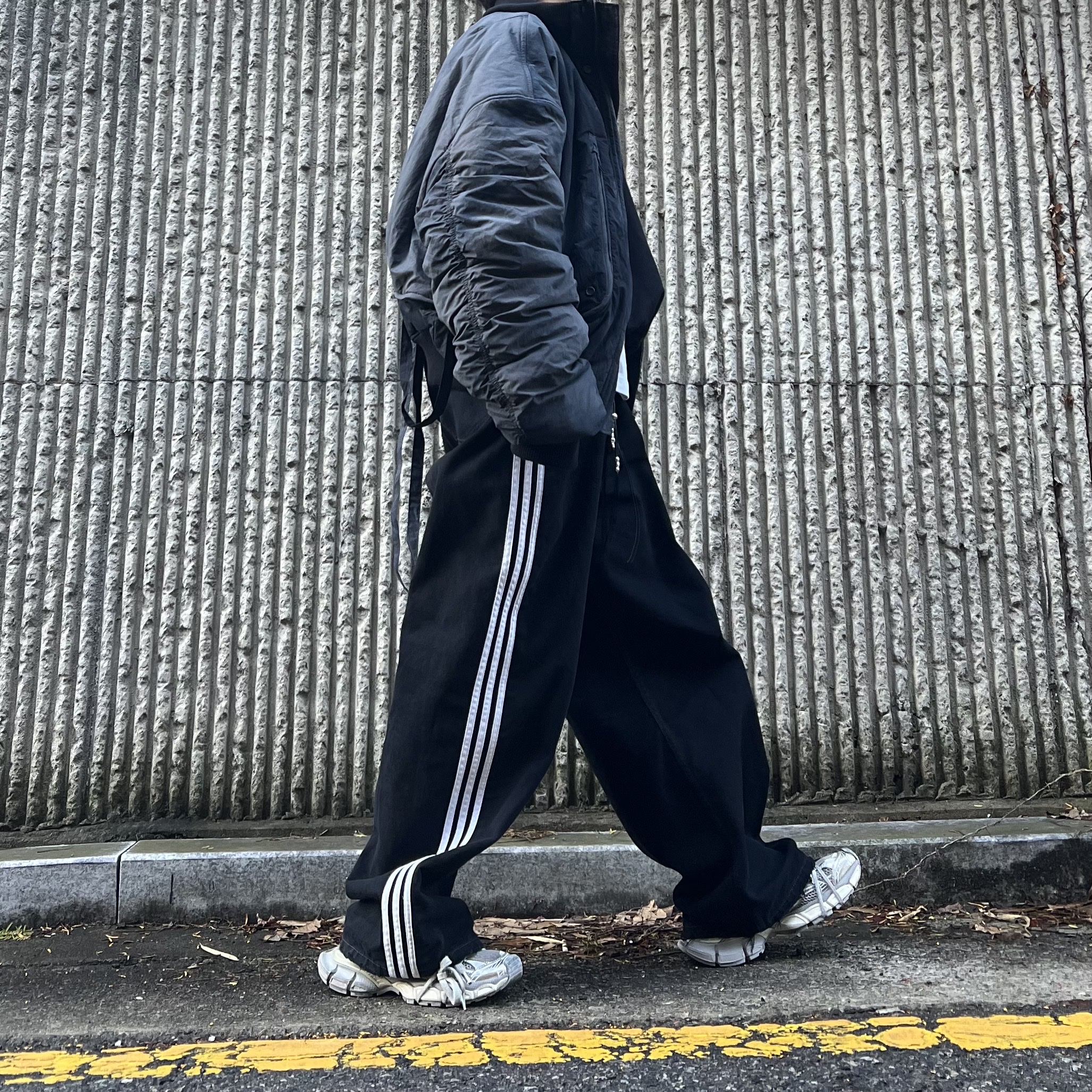 Balenciaga x Adidas Large Baggy Trousers Black, Balenciaga 3XL Sneakers Light Beige 착용 스타일 - 2