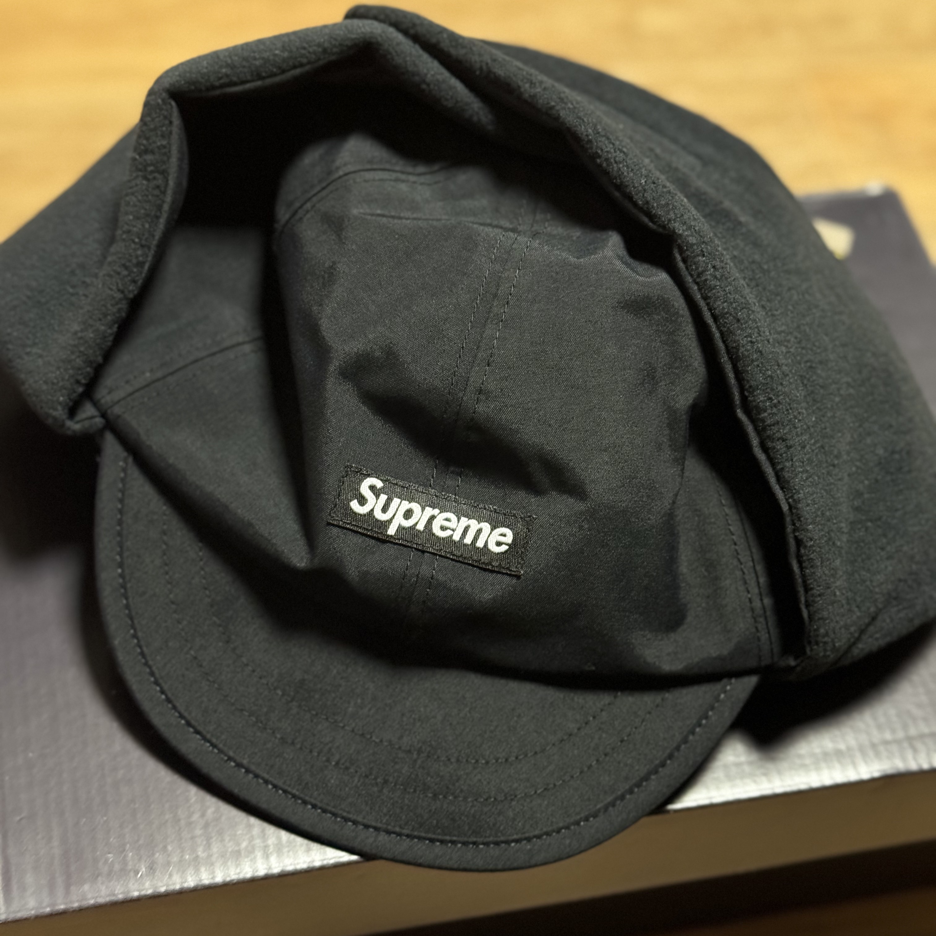 Supreme Gore-Tex Earflap Cap Black - 23FW 착용 스타일 - 1