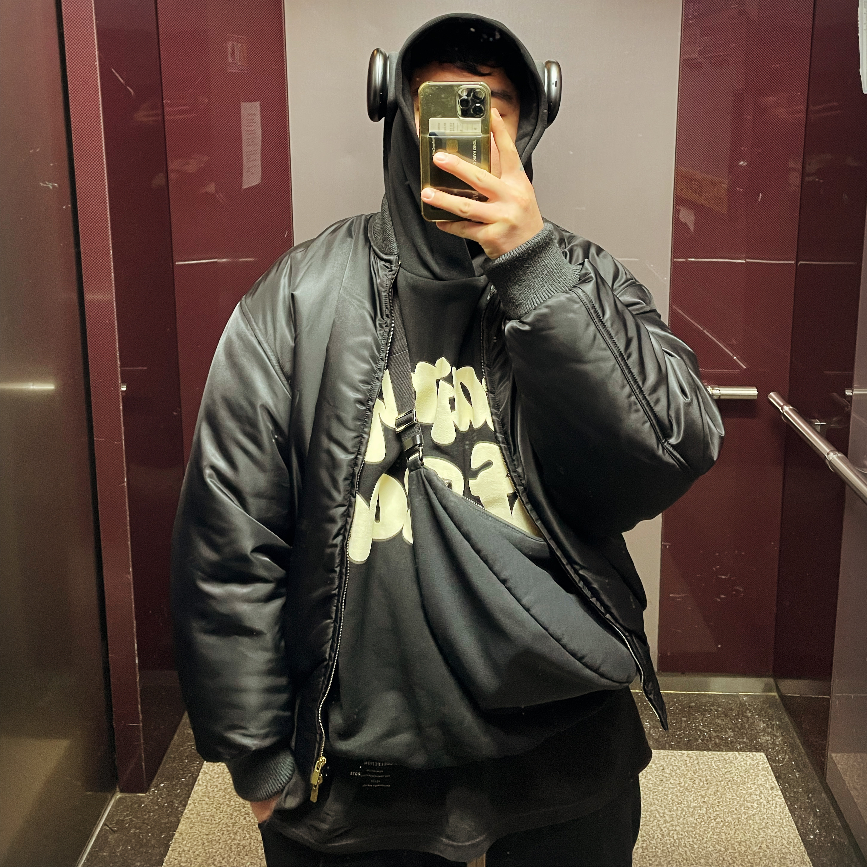 Fear of God x Saint Mxxxxxx Saint of God Hoodie Black, The Row Slouchy Banana Two Bag in Nylon Black 착용 스타일