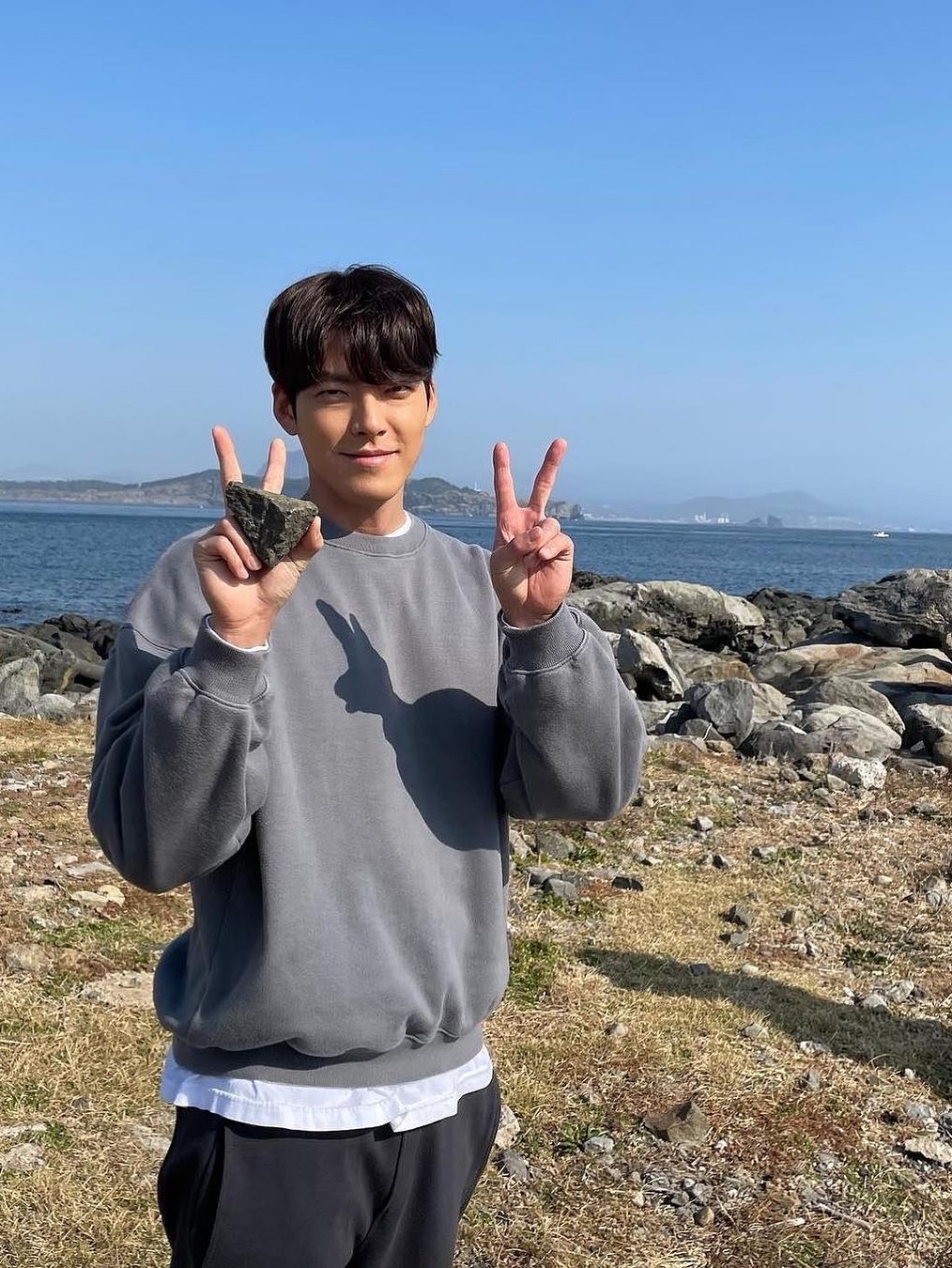 Supreme Box Logo Crewneck Heather Grey - 22FW, Stone Island 62420 Brushed Cotton Fleece Garment Dyed Crewneck Sweatshirt Black - 23FW 착용 스타일 - 5