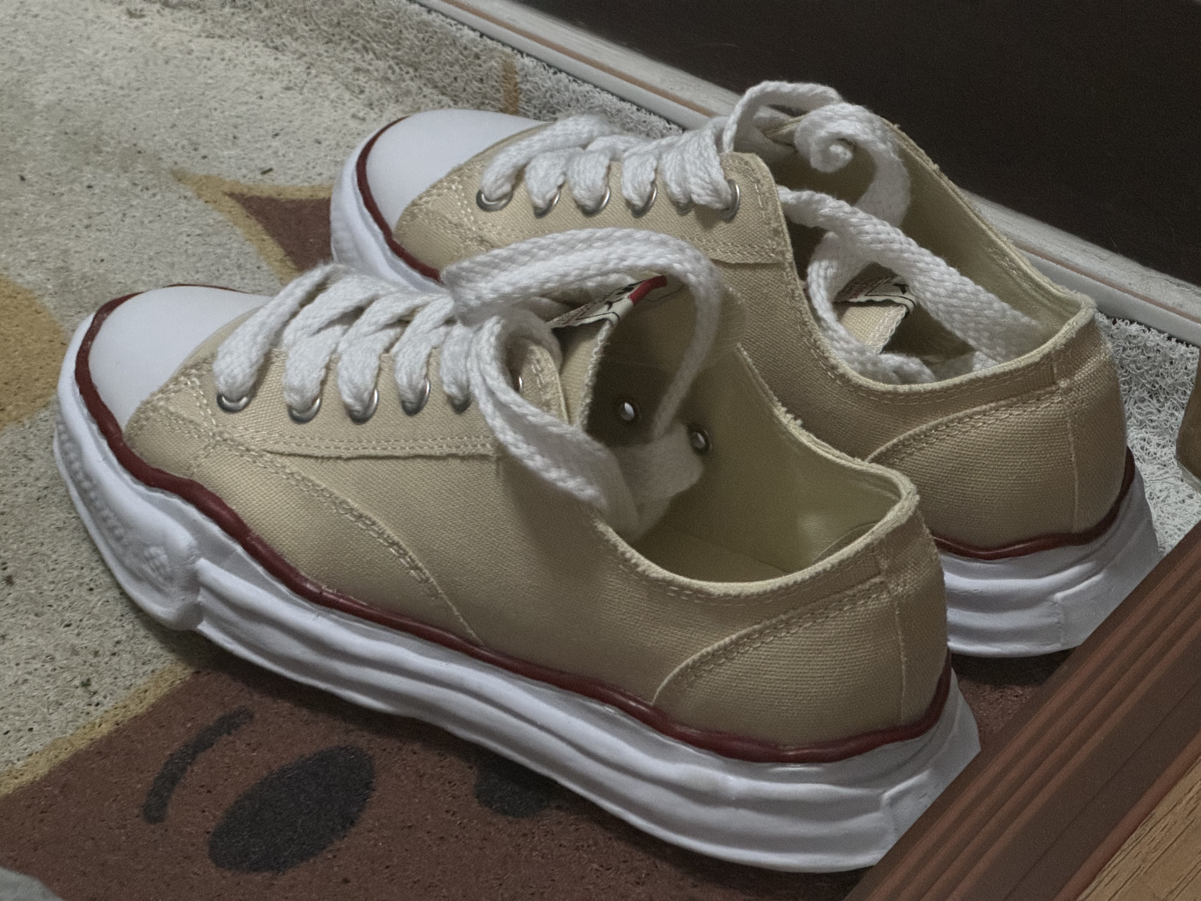 Maison Mihara Yasuhiro Peterson OG Sole Canvas Low-top Sneakers Natural 착용 스타일
