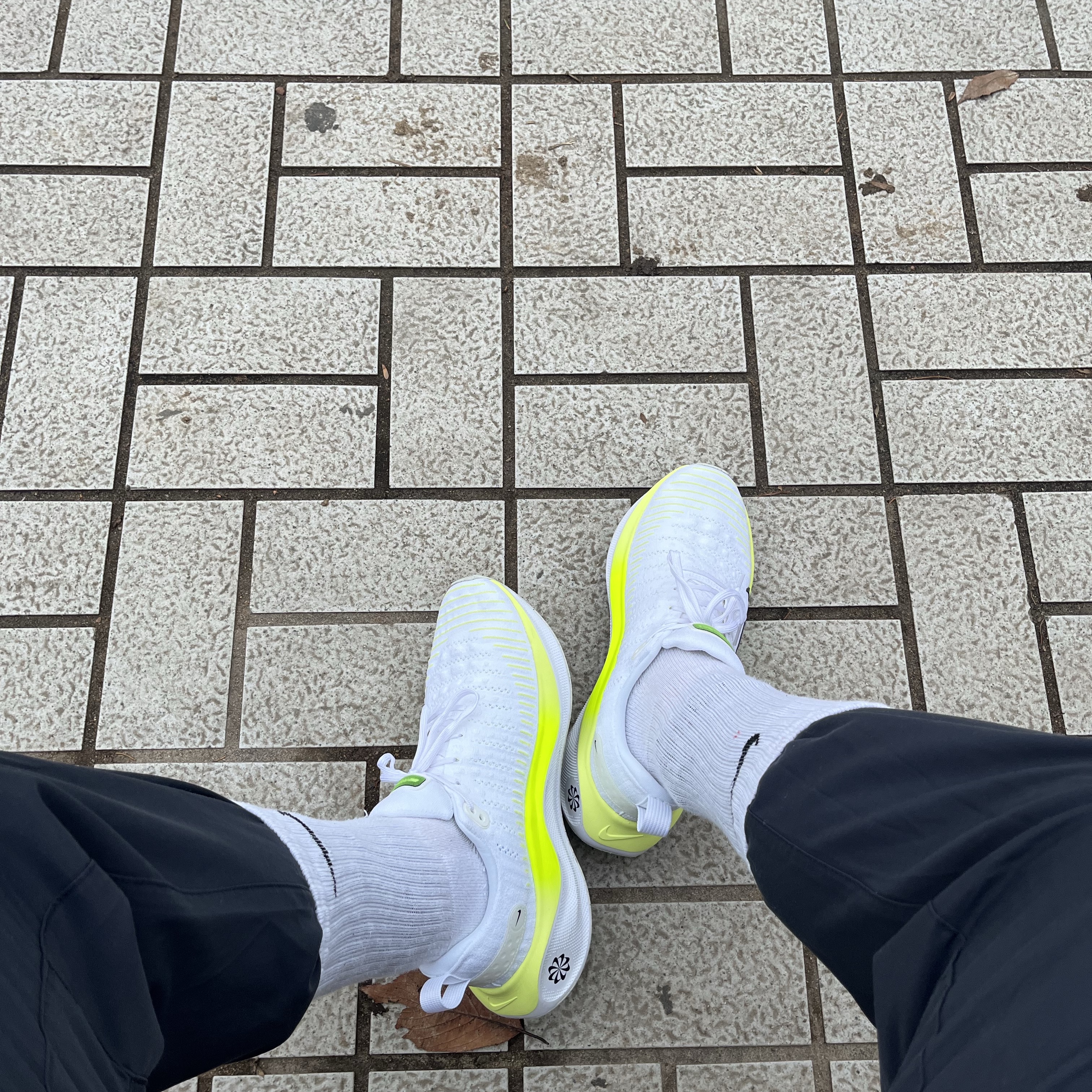Nike ReactX Infinity Run 4 White Light Lemon Twist 착용 스타일
