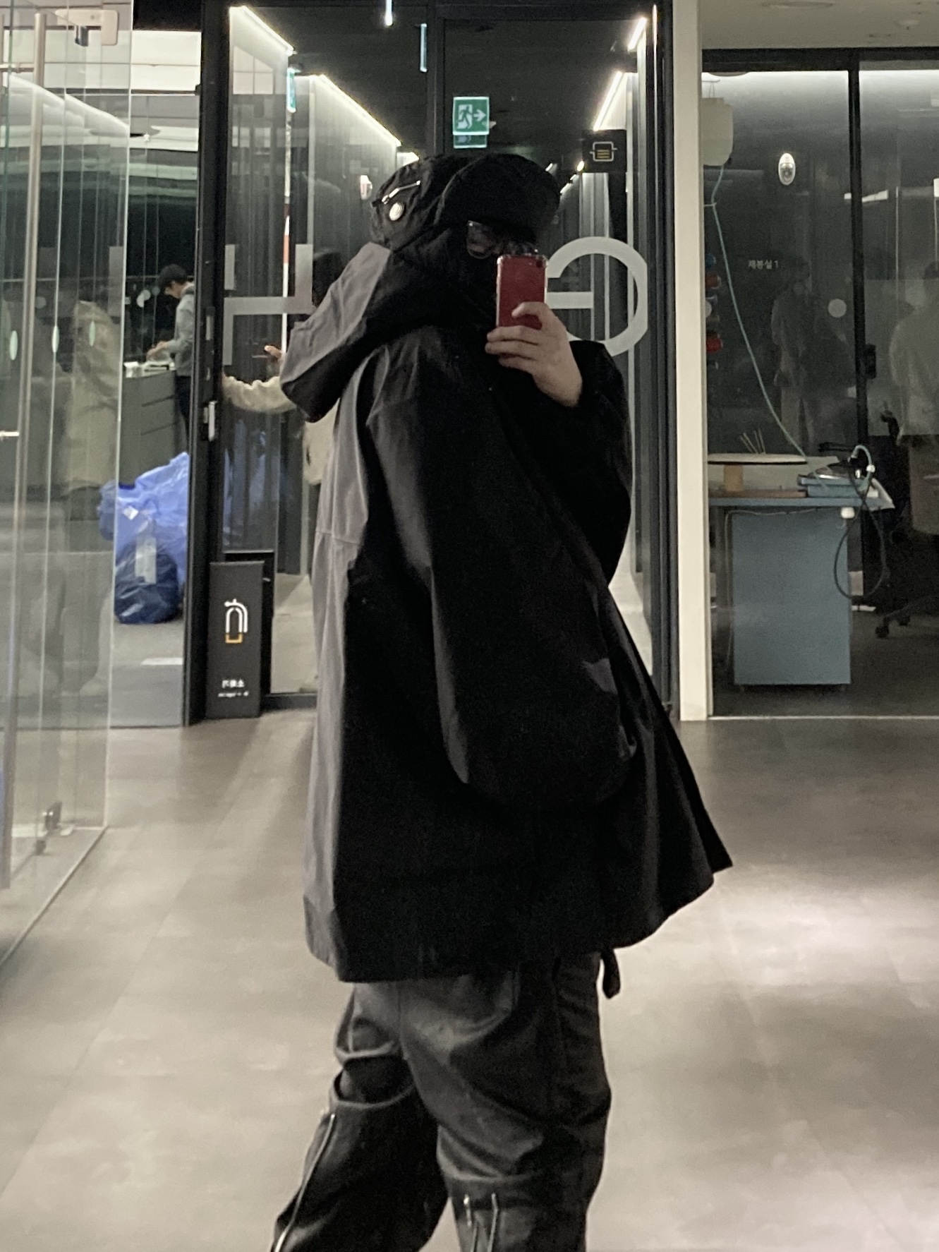 (W) 문부츠 아이콘 로우 나일론 부츠 블랙, 이지 갭 엔지니어드 바이 발렌시아가 티컷 파카 블랙 착용 스타일 - 5