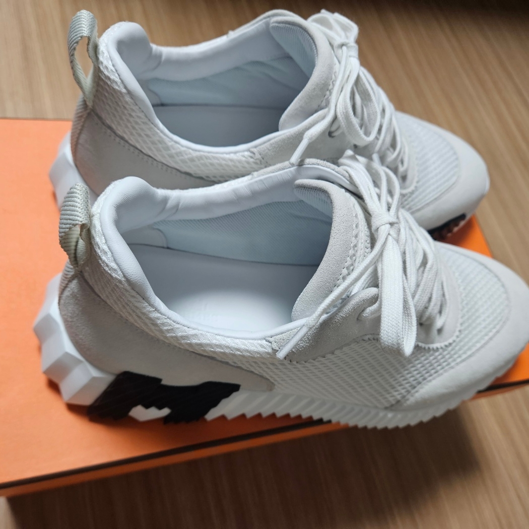 Hermes Bouncing Sneakers Graphic Mesh Suede Goatskin & Blanc 착용 스타일 - 4