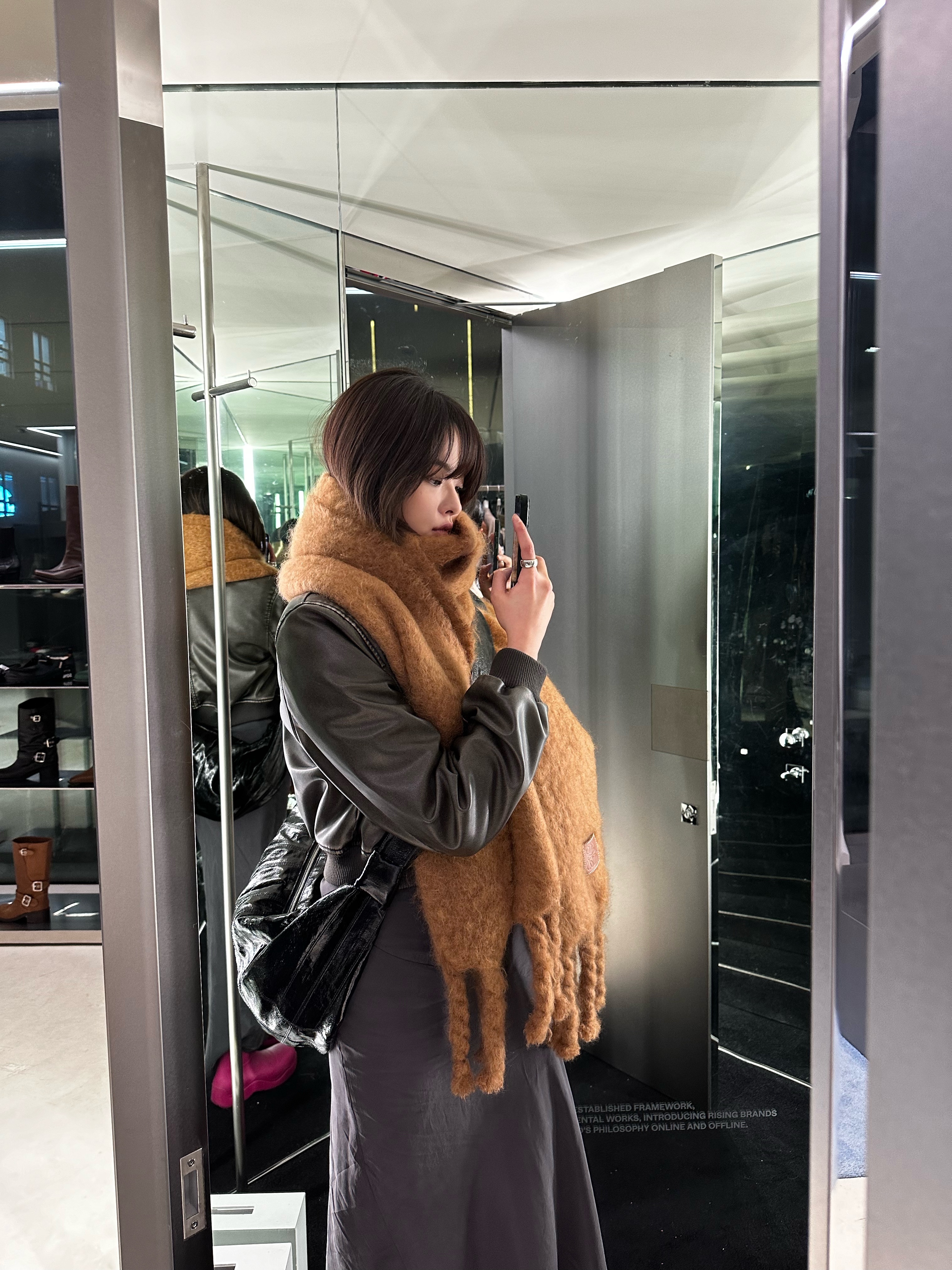 Lemaire Large Croissant Bag Coated Linen Canvas Black, (W) Loewe Muffler in Mohair and Wool Baby Blue 착용 스타일 - 3