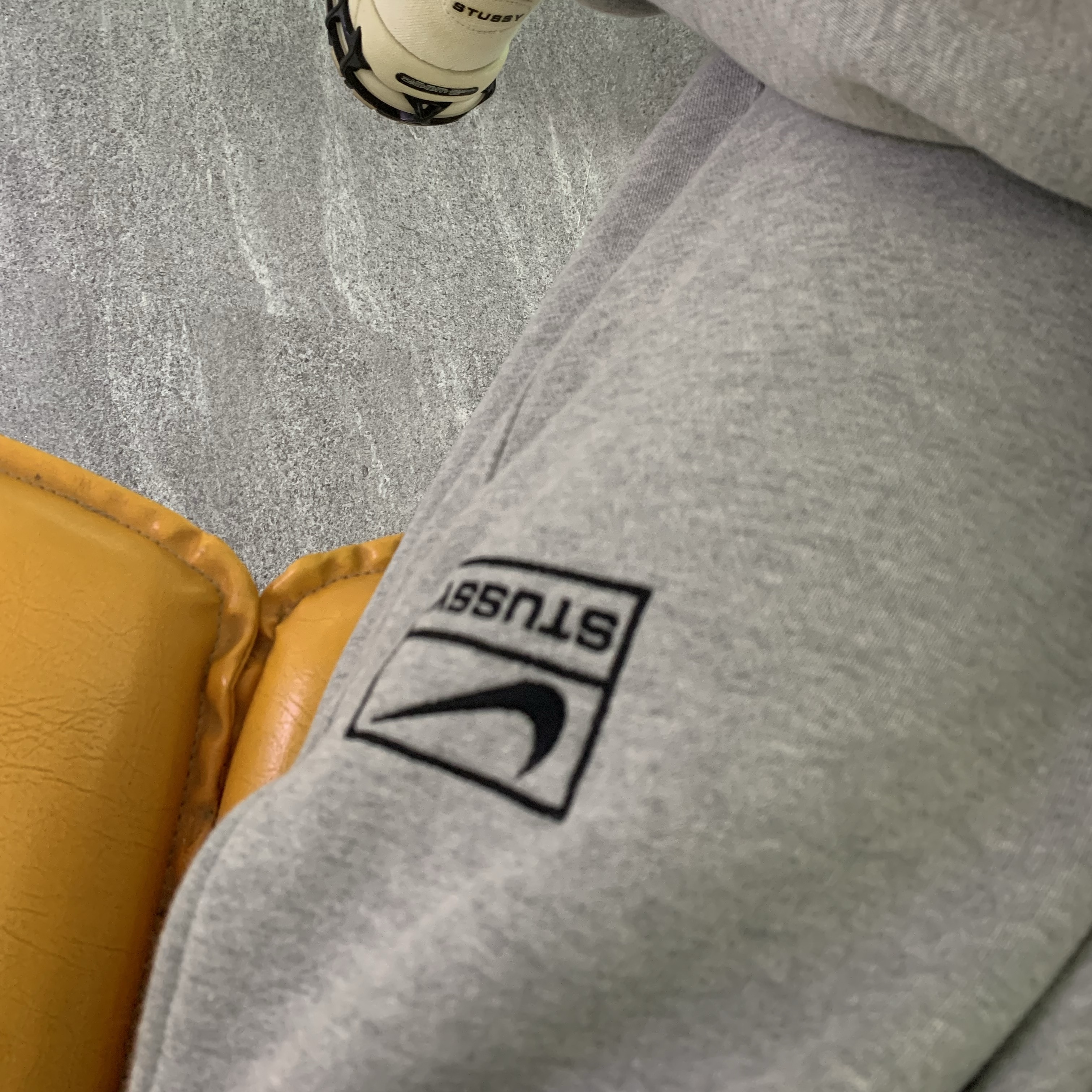 Nike x Stussy NRG Fleece Pants Dark Grey Heather (DO9340-063), Nike x Stussy Air Zoom Spiridon Cage 2 Fossil 착용 스타일