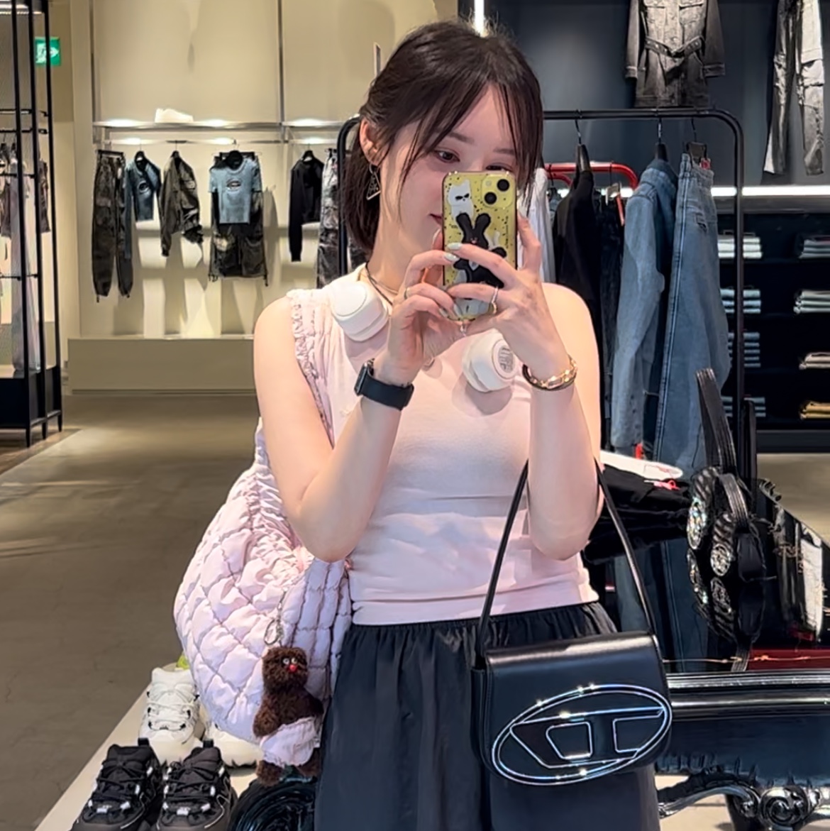 Diesel 1DR Shoulder Bag in Nappa Leather Black, [KREAM 단독] Monamhee Bred Keyring with Pink Pants Brown 착용 스타일 - 1