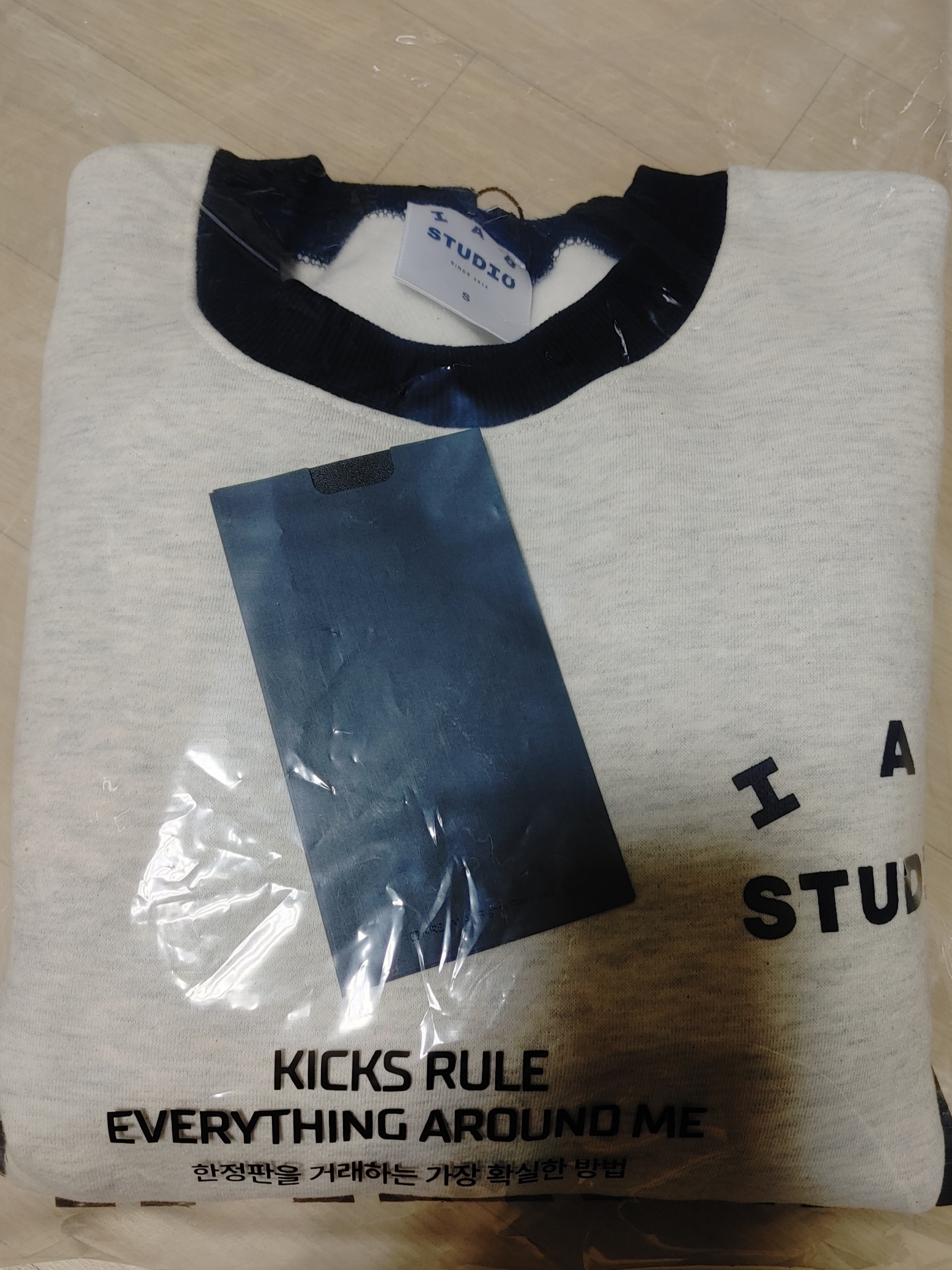 IAB Studio Sweatshirt Oatmeal Navy 착용 스타일