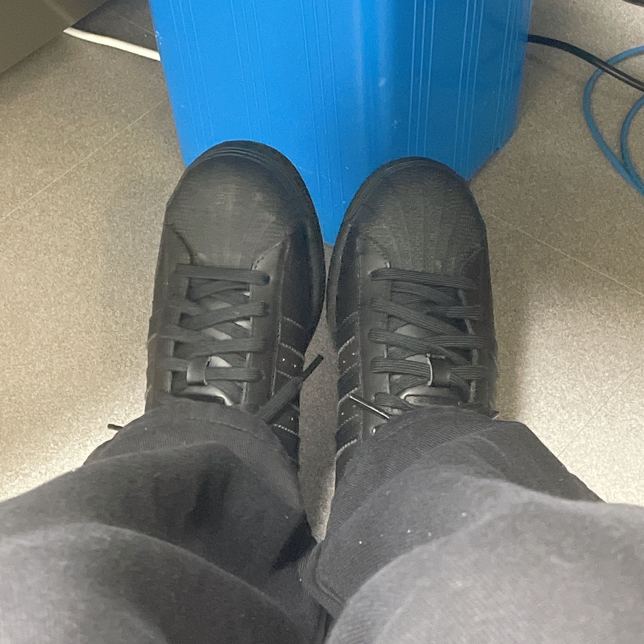 Adidas Superstar Triple Black 착용 스타일