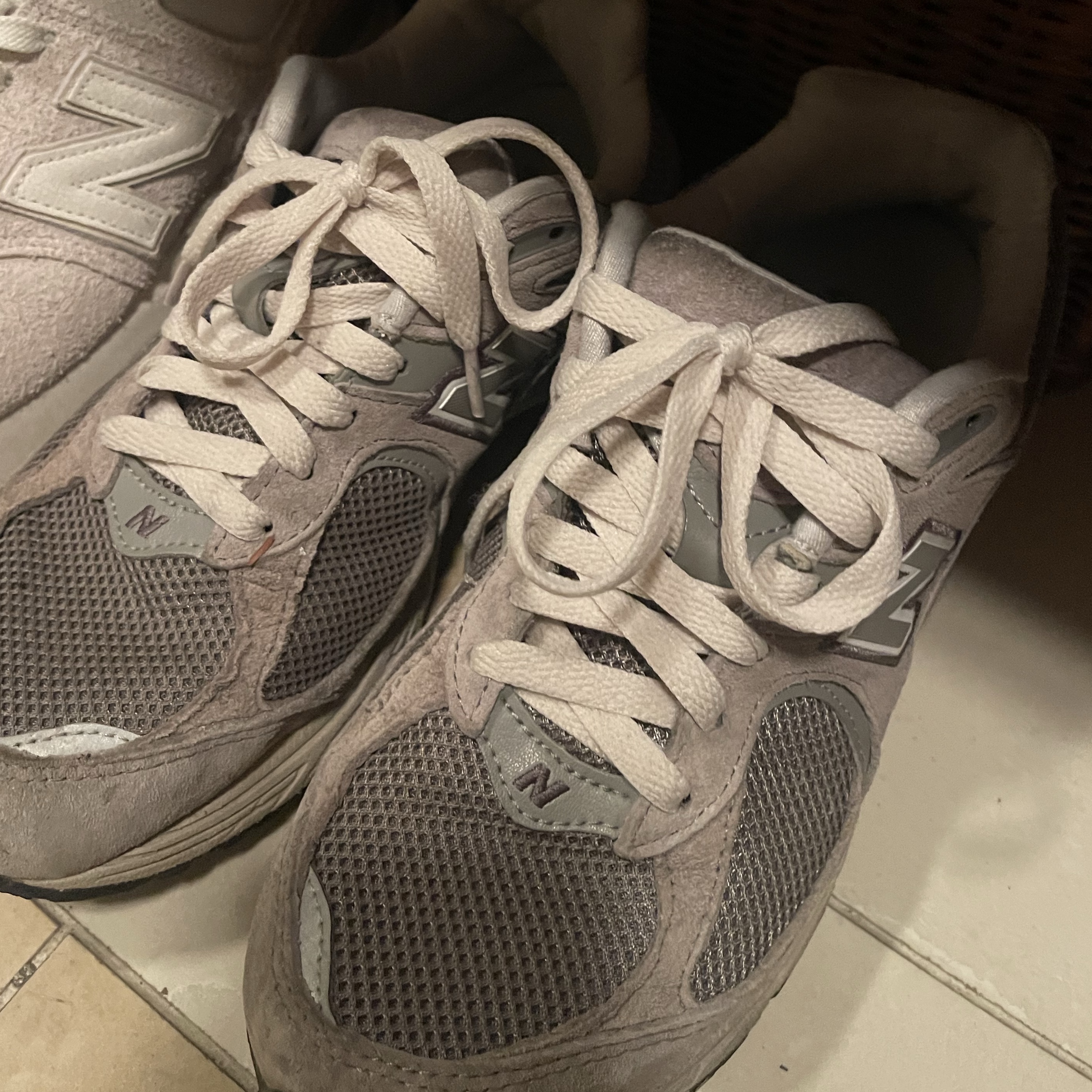 New Balance 2002R Grey 착용 스타일