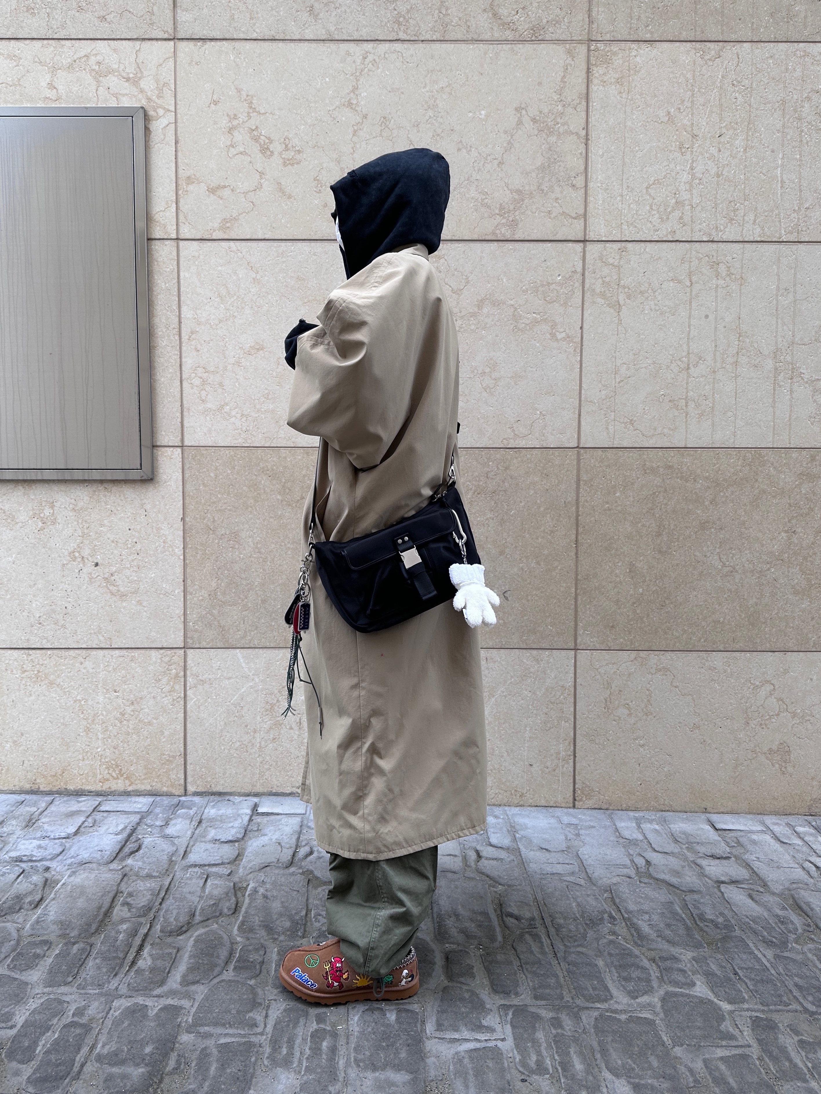 STU Hook Dolman Coat Beige with Name Tag, UGG x Palace Tasman Slipper Chestnut 착용 스타일 - 4