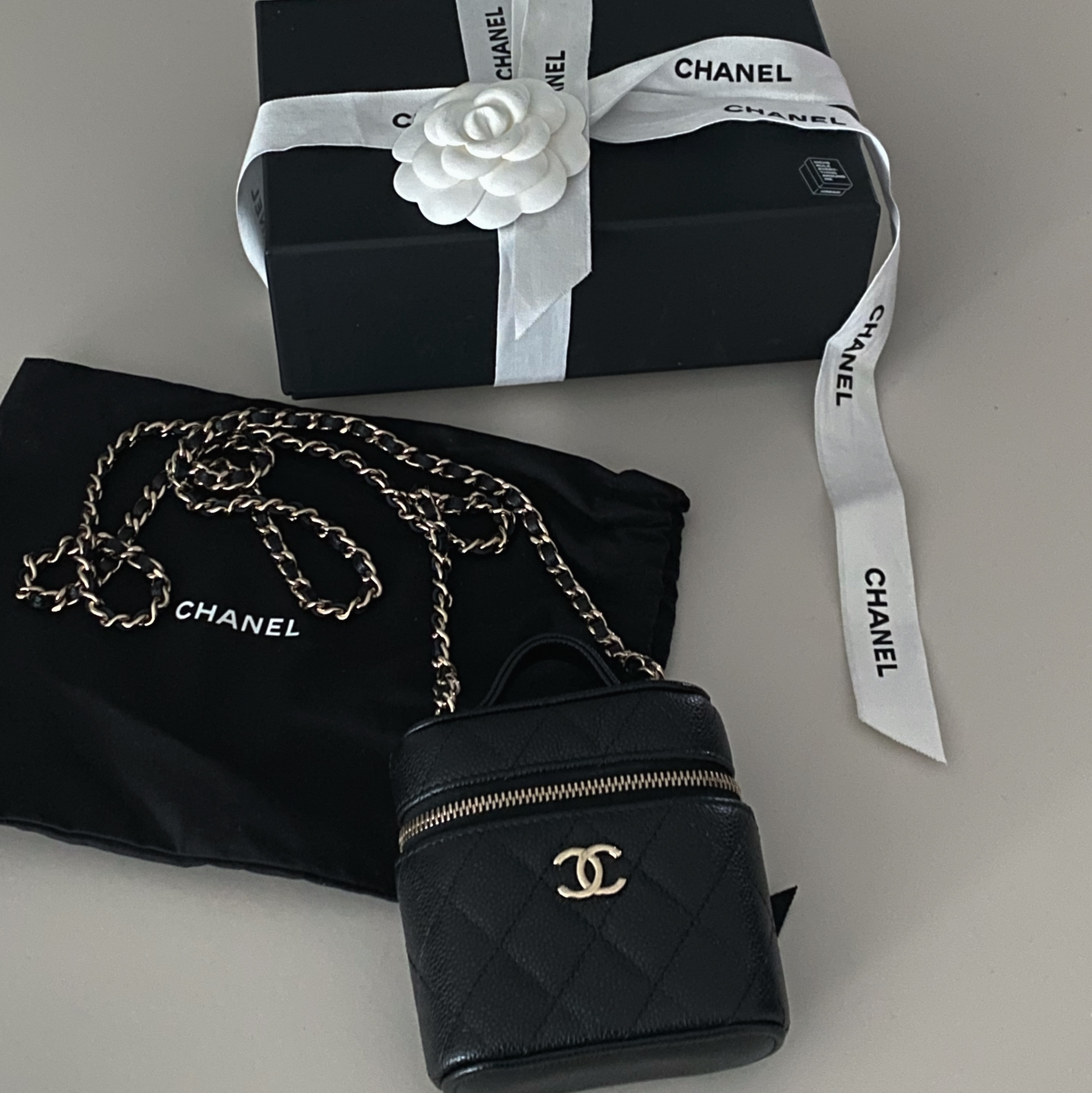 Chanel Small Vanity with Chain Grained Calfskin & Gold Black 착용 스타일