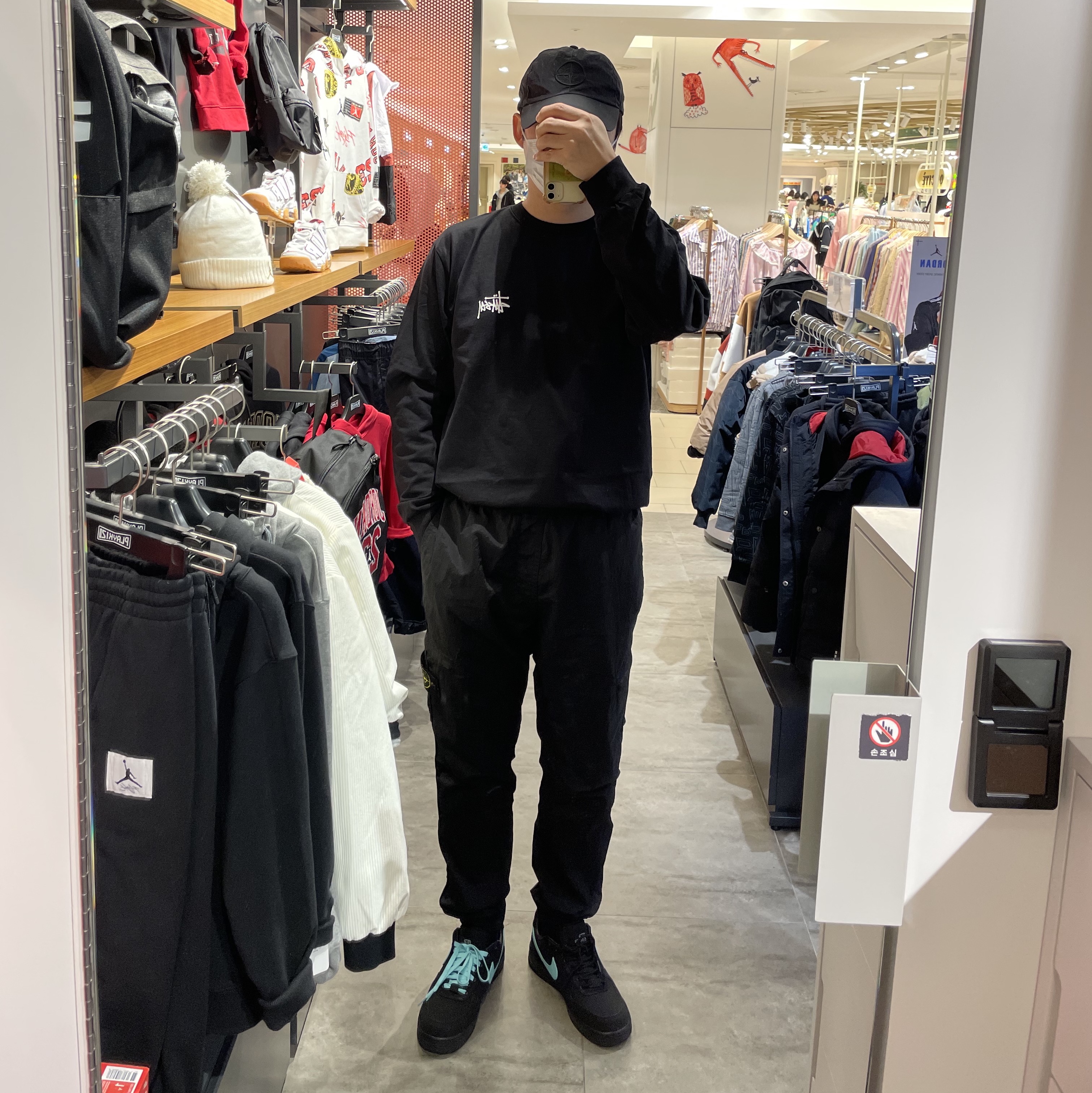 Stussy Basic Stussy LS T-Shirt Black 2022, Stone Island 32519 Nylon Metal in Econyl Regenerated Nylon Sweatpants Black - 24SS 착용 스타일