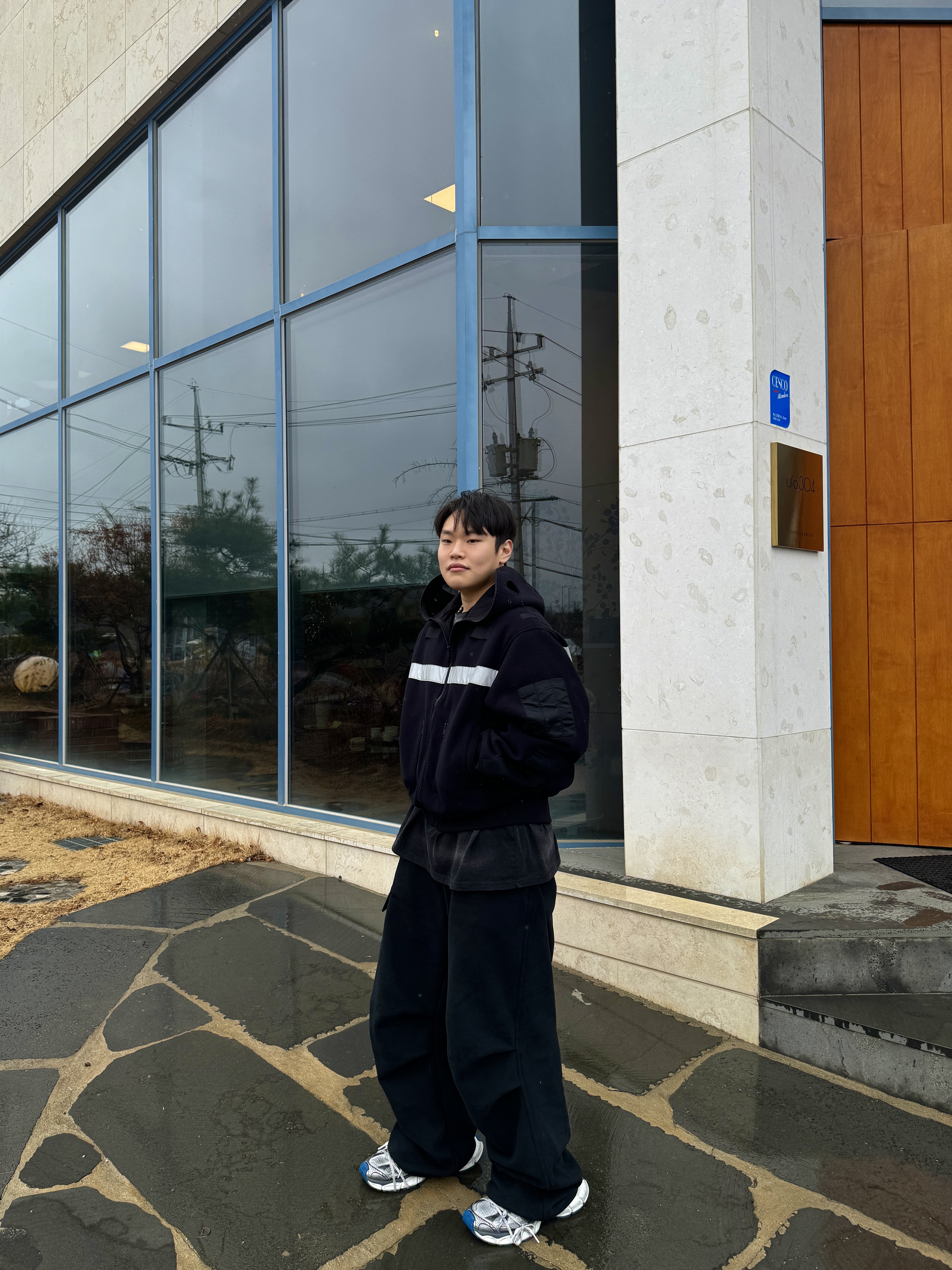 Project G/R Politico Fleece Jacket Black, Farfromwhat Far Washed Sponsor Logo T-Shirt Black 착용 스타일 - 2