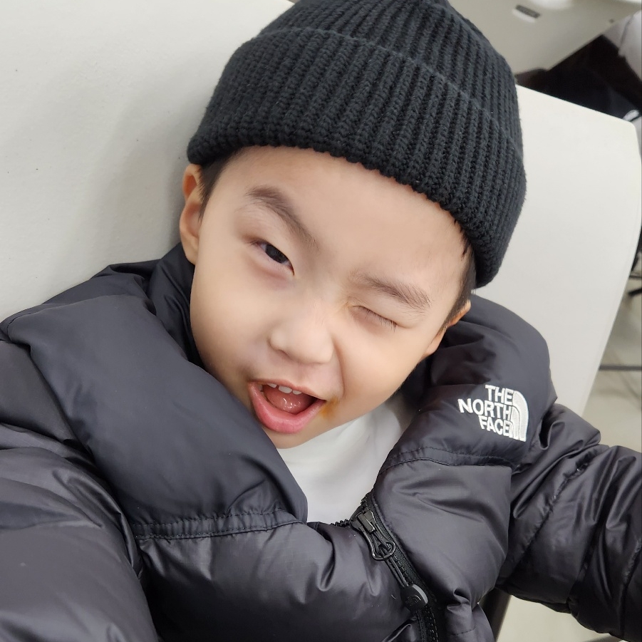 (Kids) The North Face 1996 Eco Nuptse Down Jacket Black 착용 스타일 - 2
