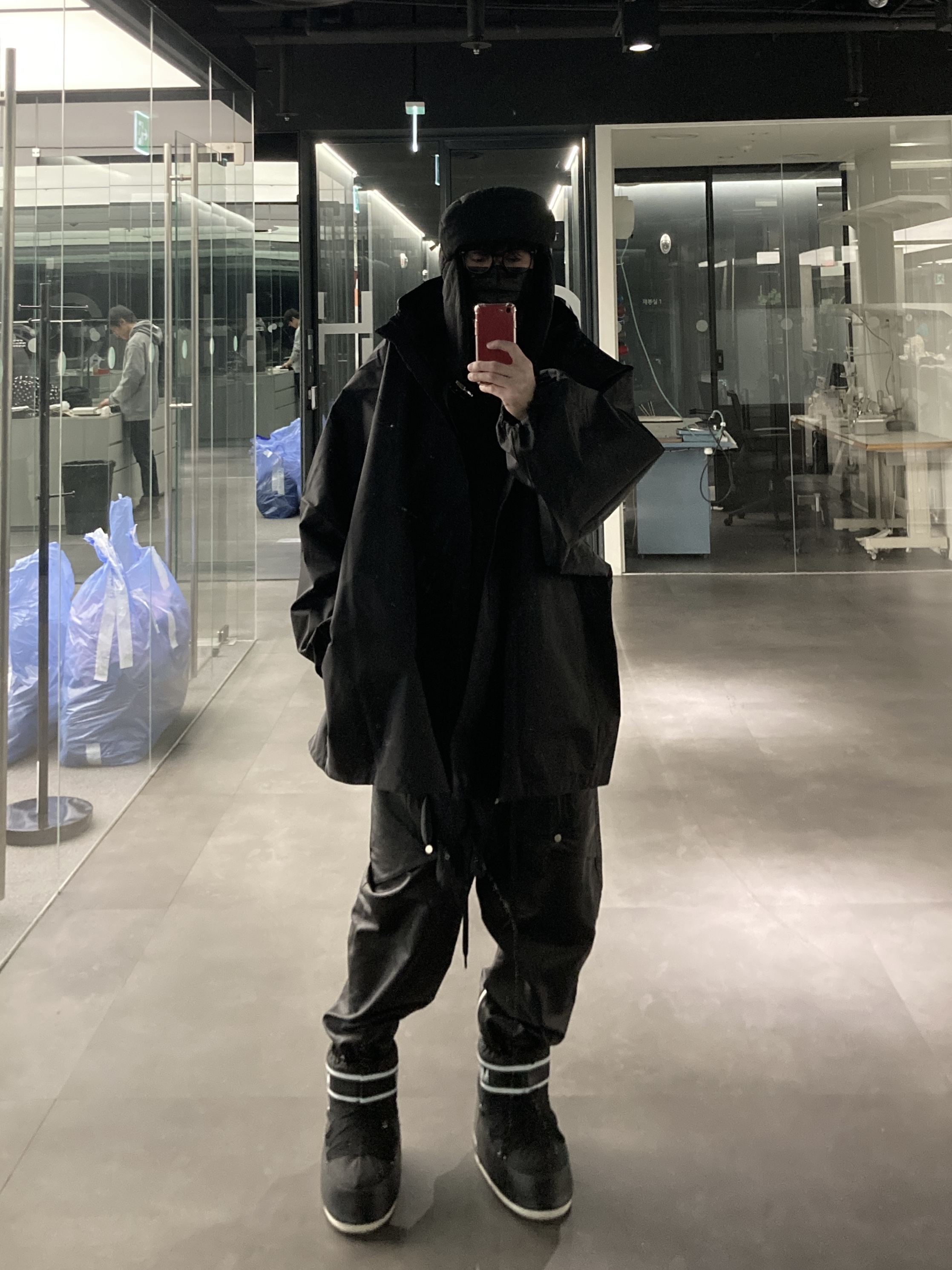 (W) 문부츠 아이콘 로우 나일론 부츠 블랙, 이지 갭 엔지니어드 바이 발렌시아가 티컷 파카 블랙 착용 스타일 - 1