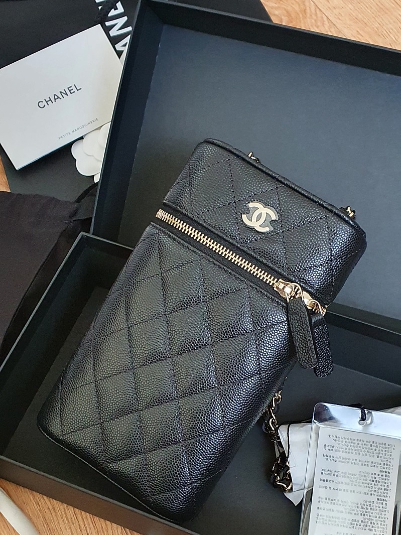 Chanel Classic Vanity Phone Holder With Chain Grained Calfskin & Gold Black 착용 스타일