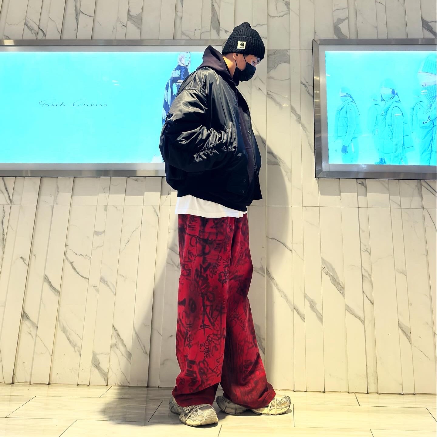 Sacai x Carhartt WIP Beanie Black, Balenciaga Skater Baggy Sweatpants Red 착용 스타일 - 1