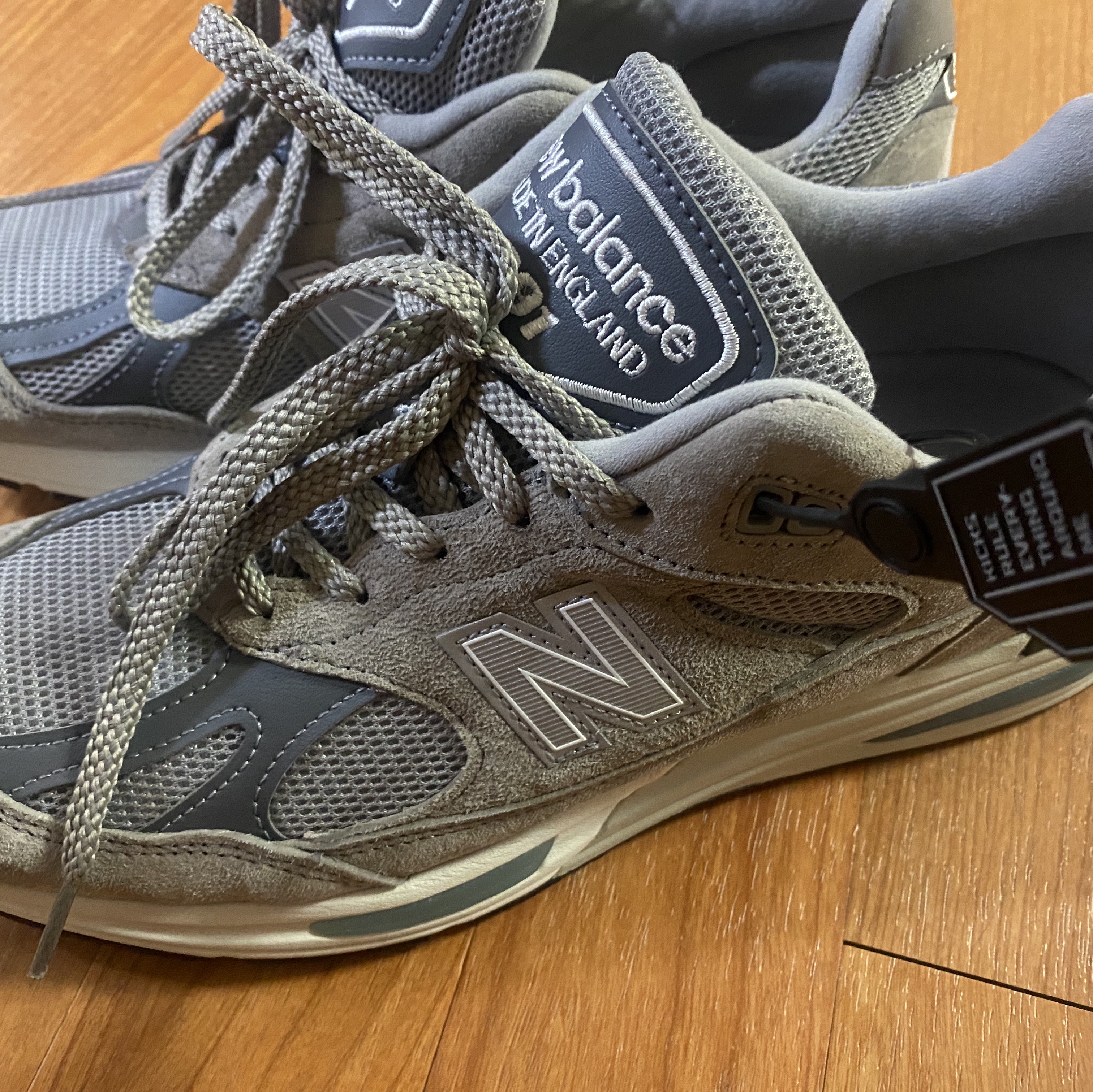 New Balance 991v2 Made in UK Rock Ridge Alloy Silver 착용 스타일
