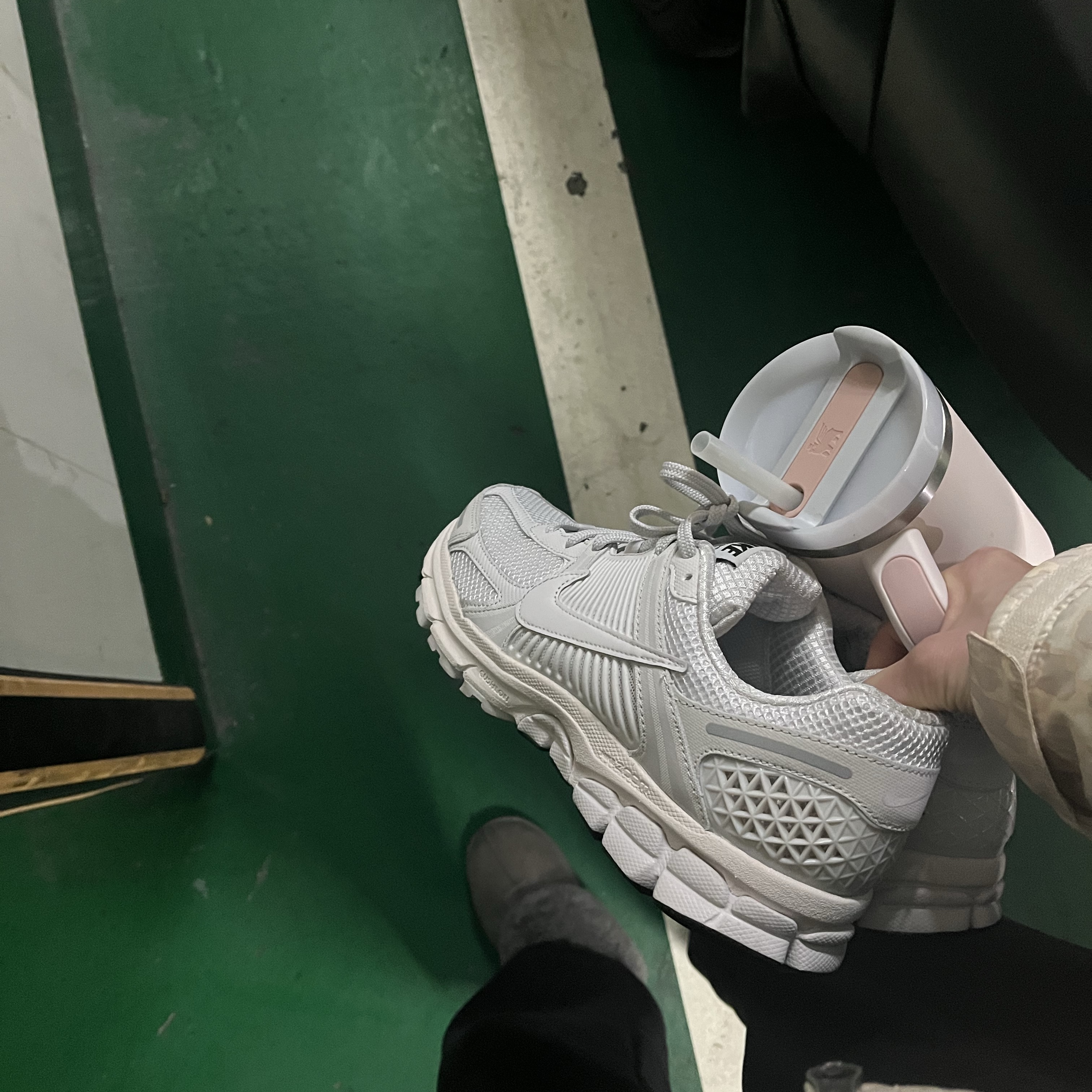 Nike Zoom Vomero 5 SP Vast Grey 2023 착용 스타일 - 2