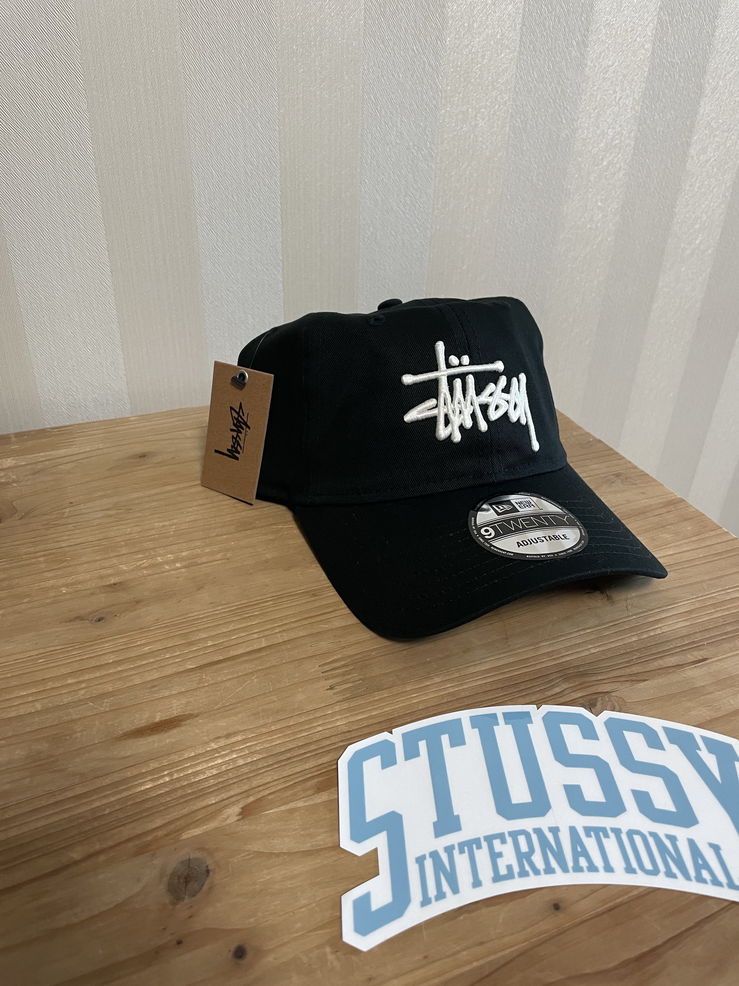 Stussy Basic New Era 9Twenty Basic Strapback Black 착용 스타일